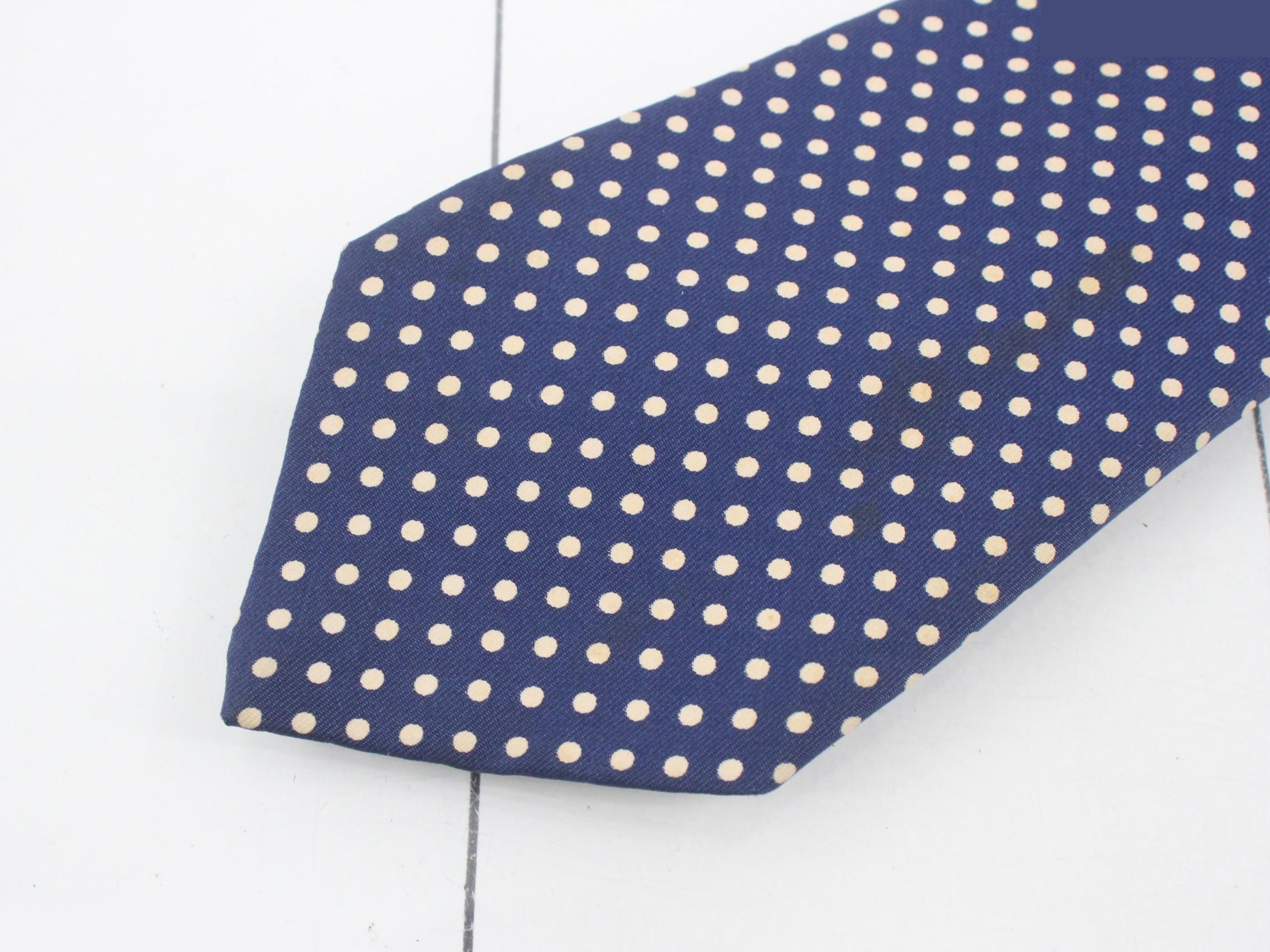 tie — view 3
