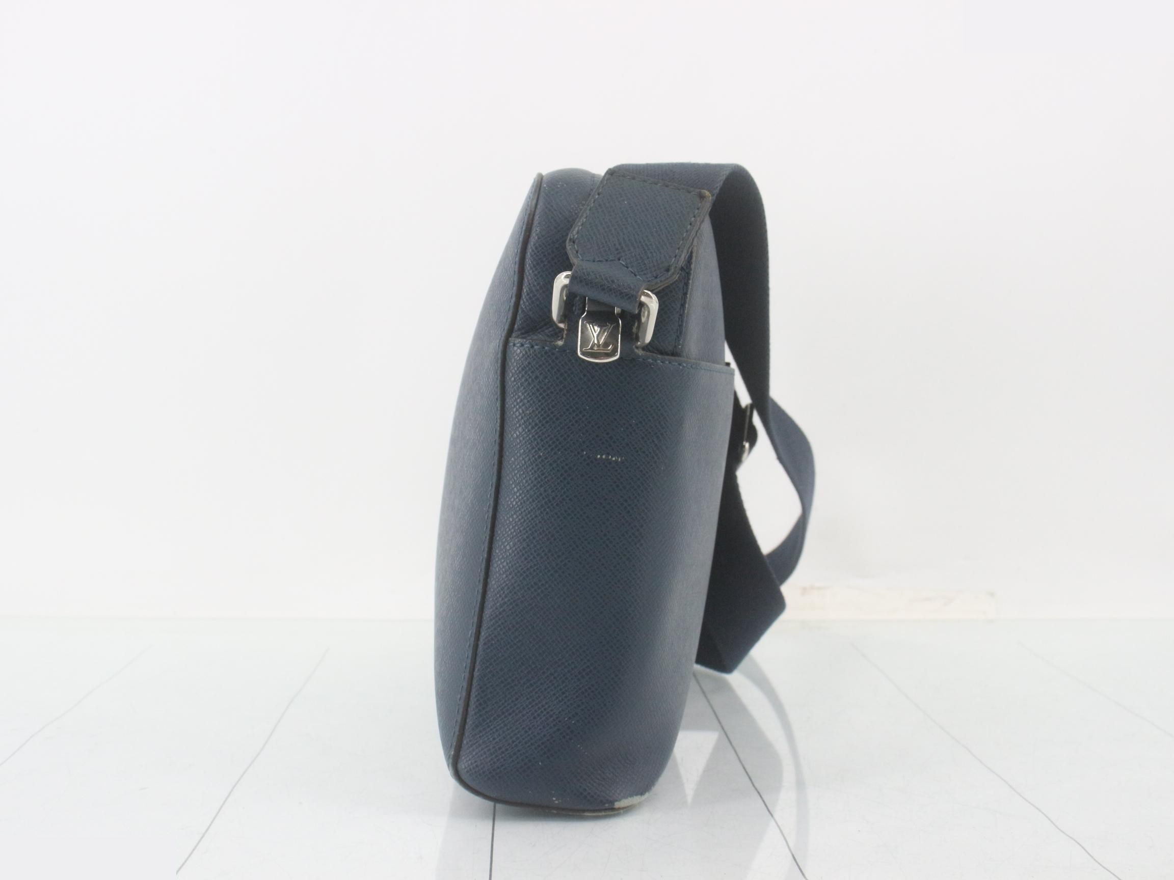 Taiga Anton Messenger PM Blue Marine Shoulder Bag — view 4