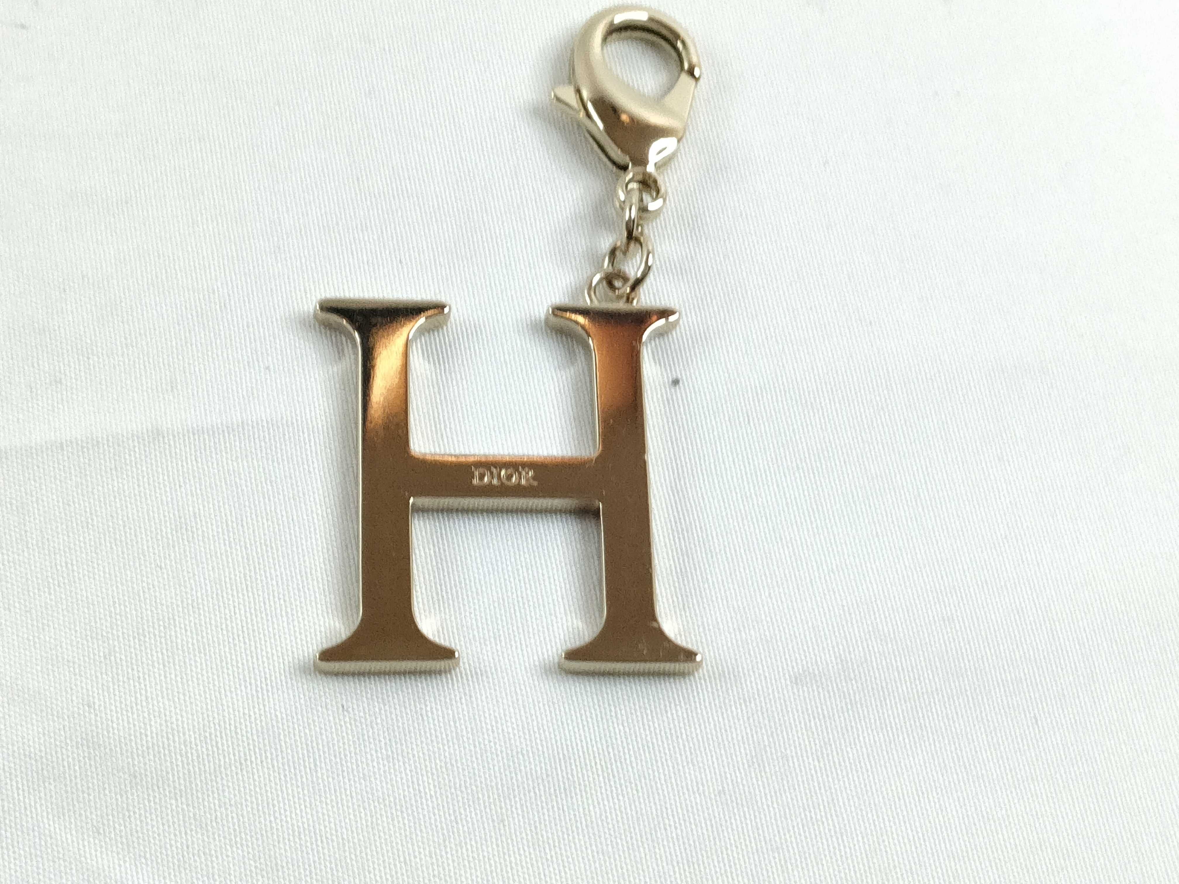 Roman alphabet charm "H" with tag and dust bag. — view 2