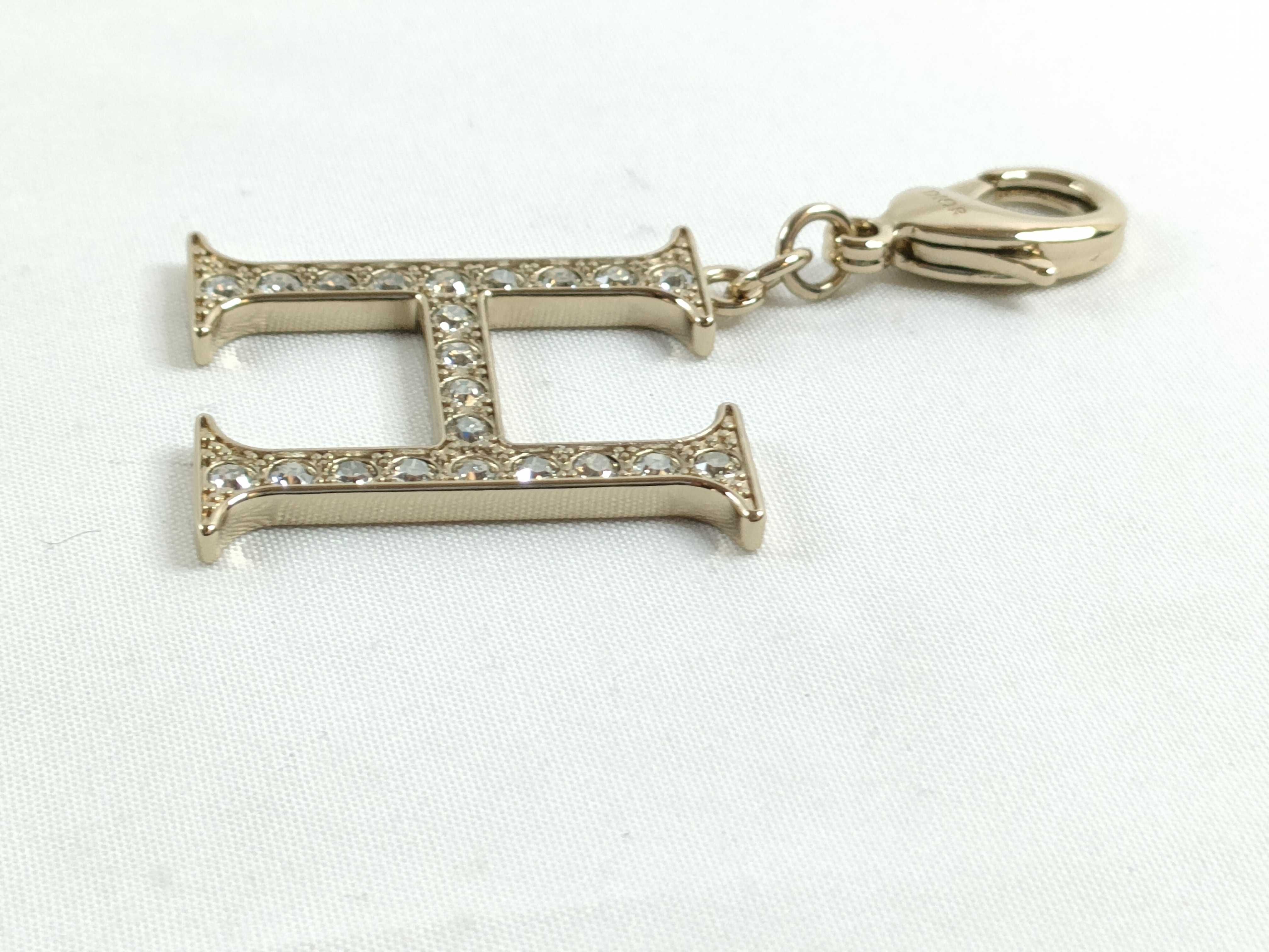 Roman alphabet charm "H" with tag and dust bag. — view 3