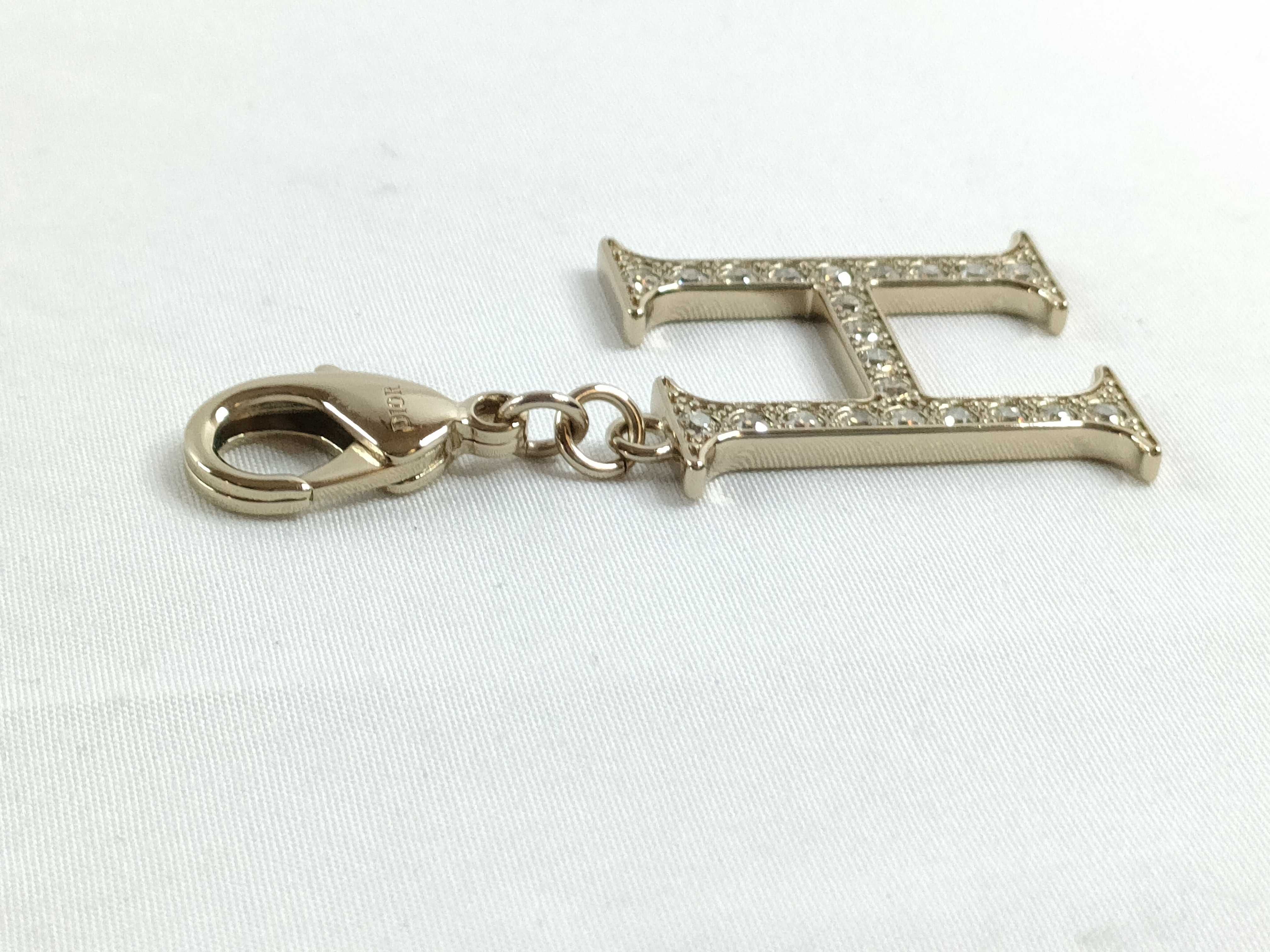 Roman alphabet charm "H" with tag and dust bag. — view 4