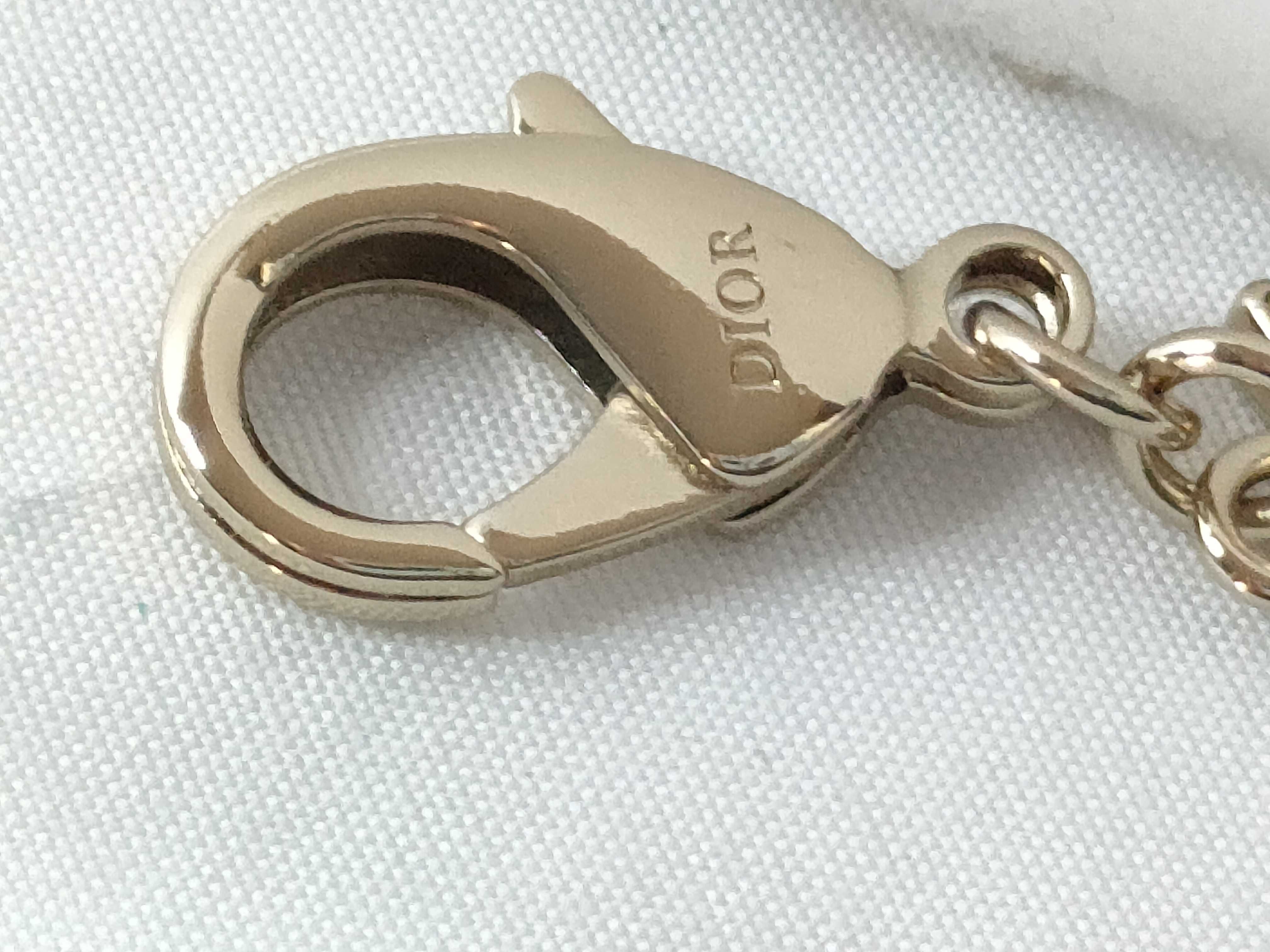Roman alphabet charm "H" with tag and dust bag. — view 6