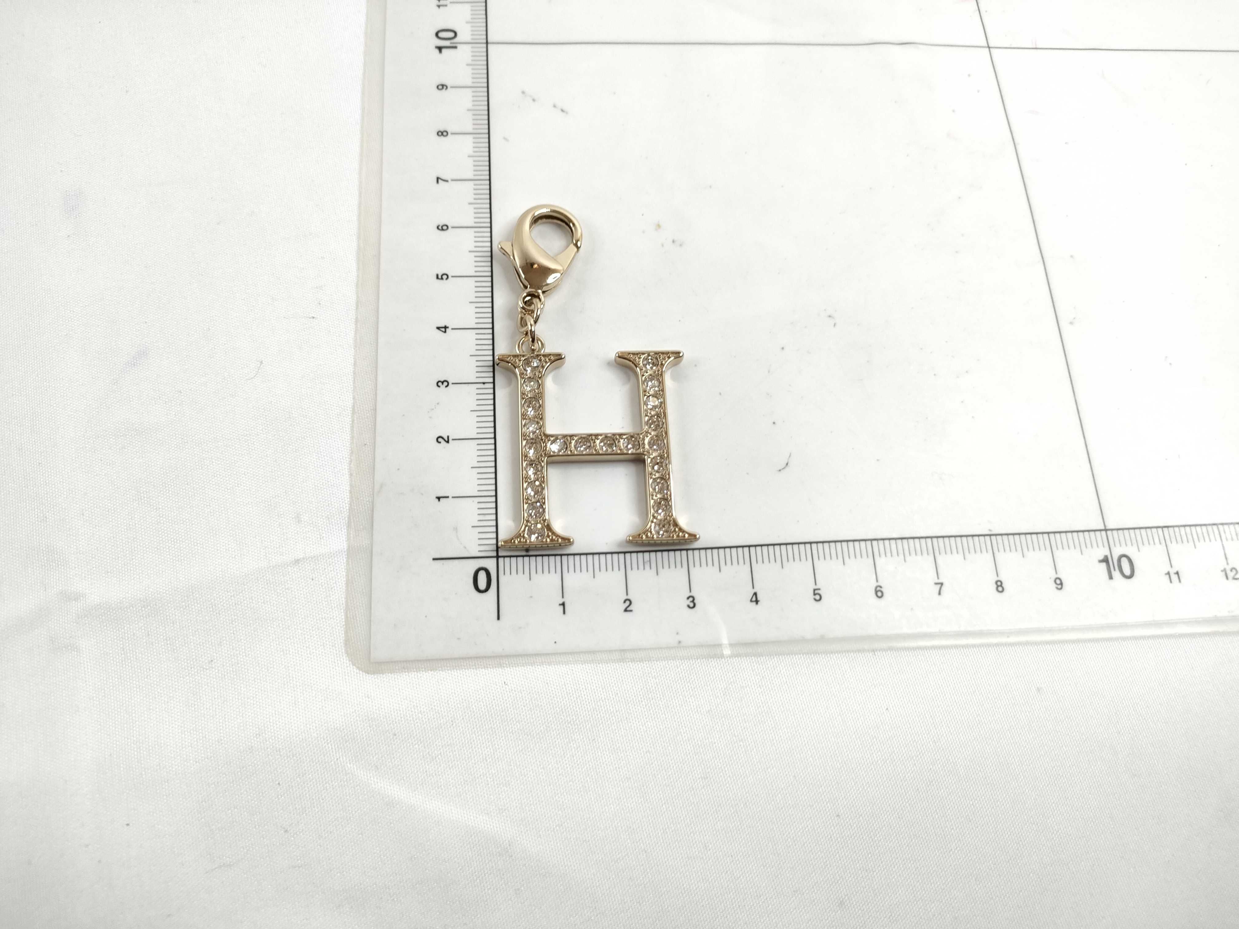 Roman alphabet charm "H" with tag and dust bag. — view 7