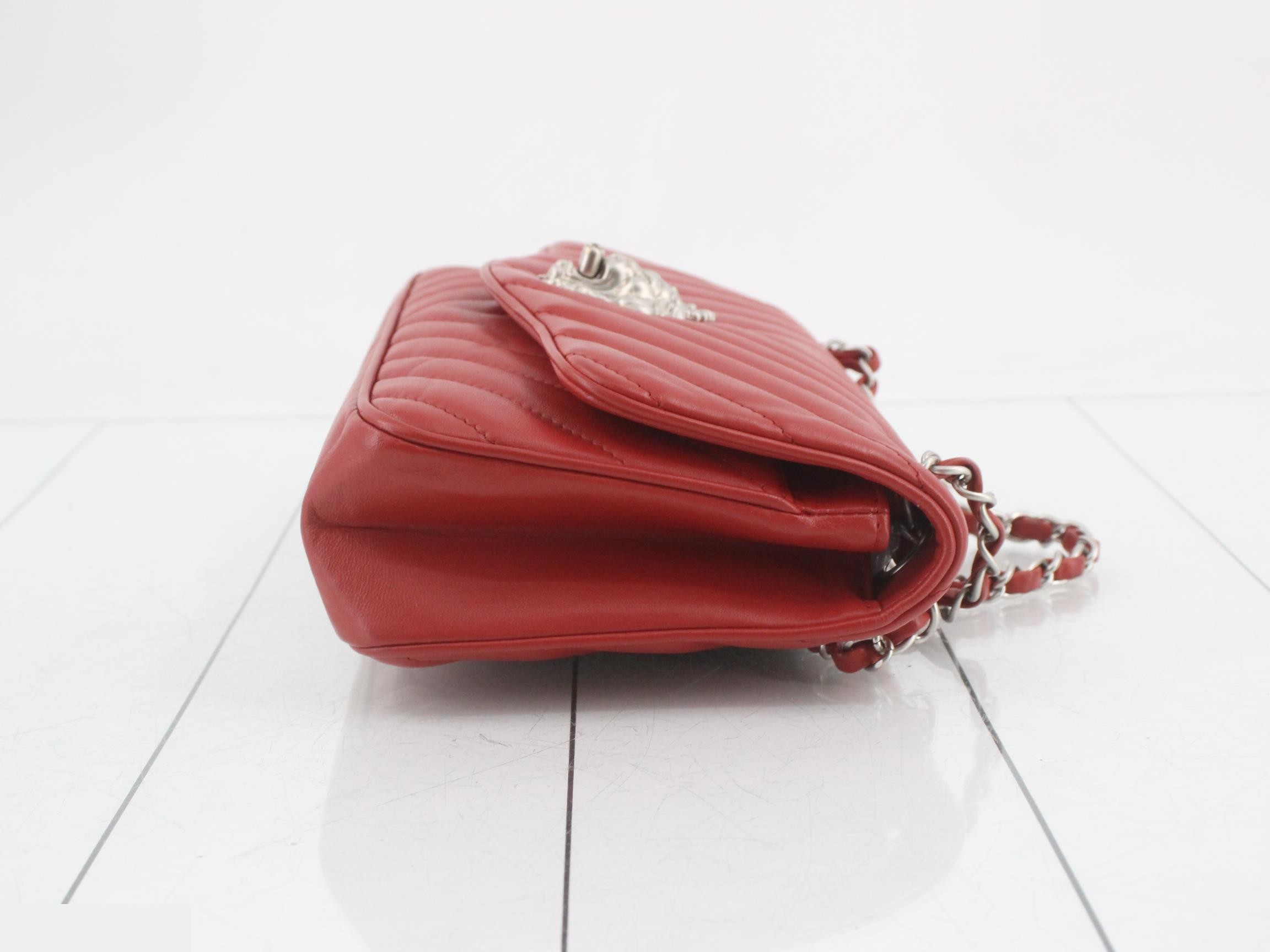 V-stitch lambskin lion head chain shoulder bag — view 3