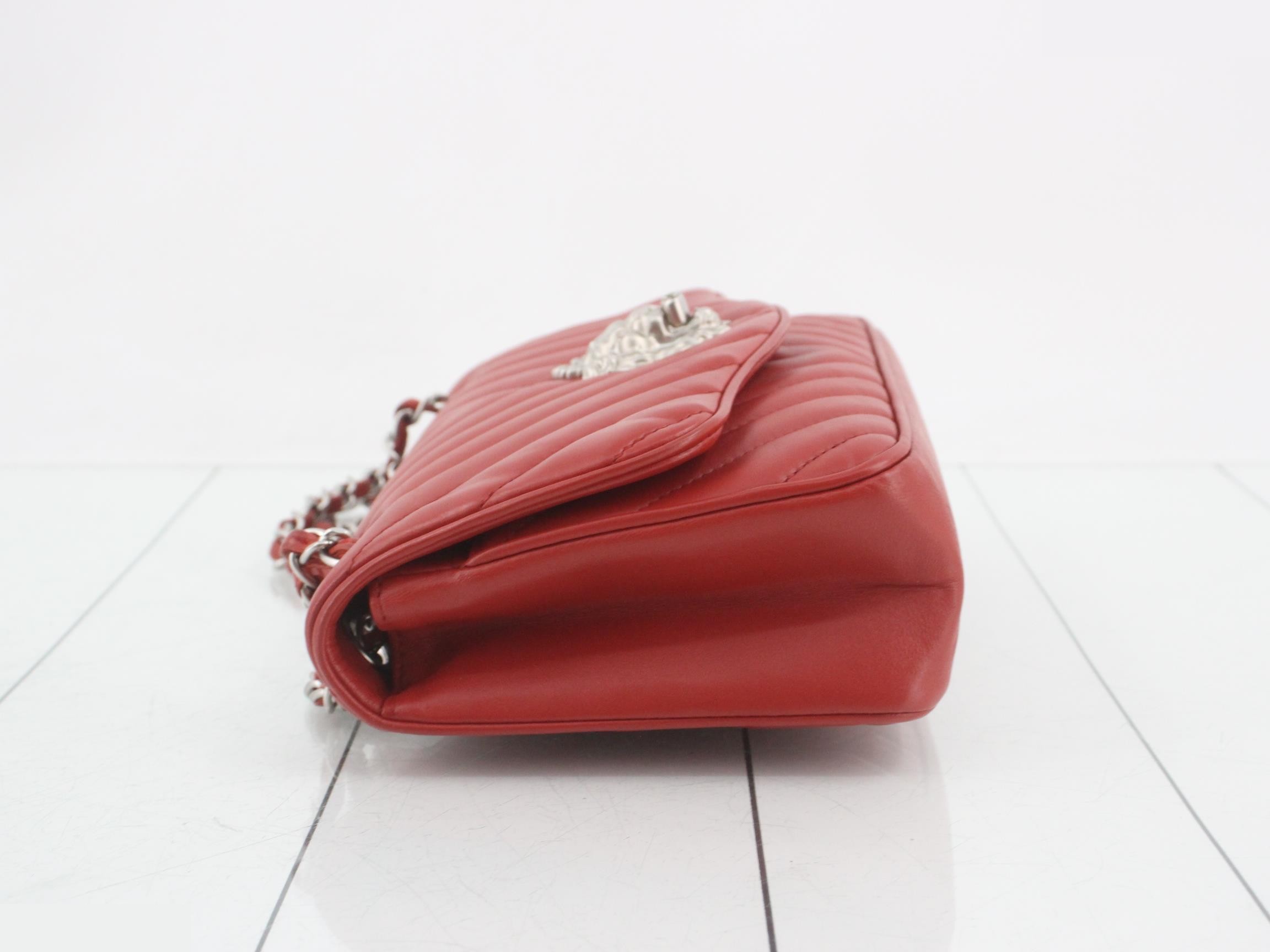 V-stitch lambskin lion head chain shoulder bag — view 4