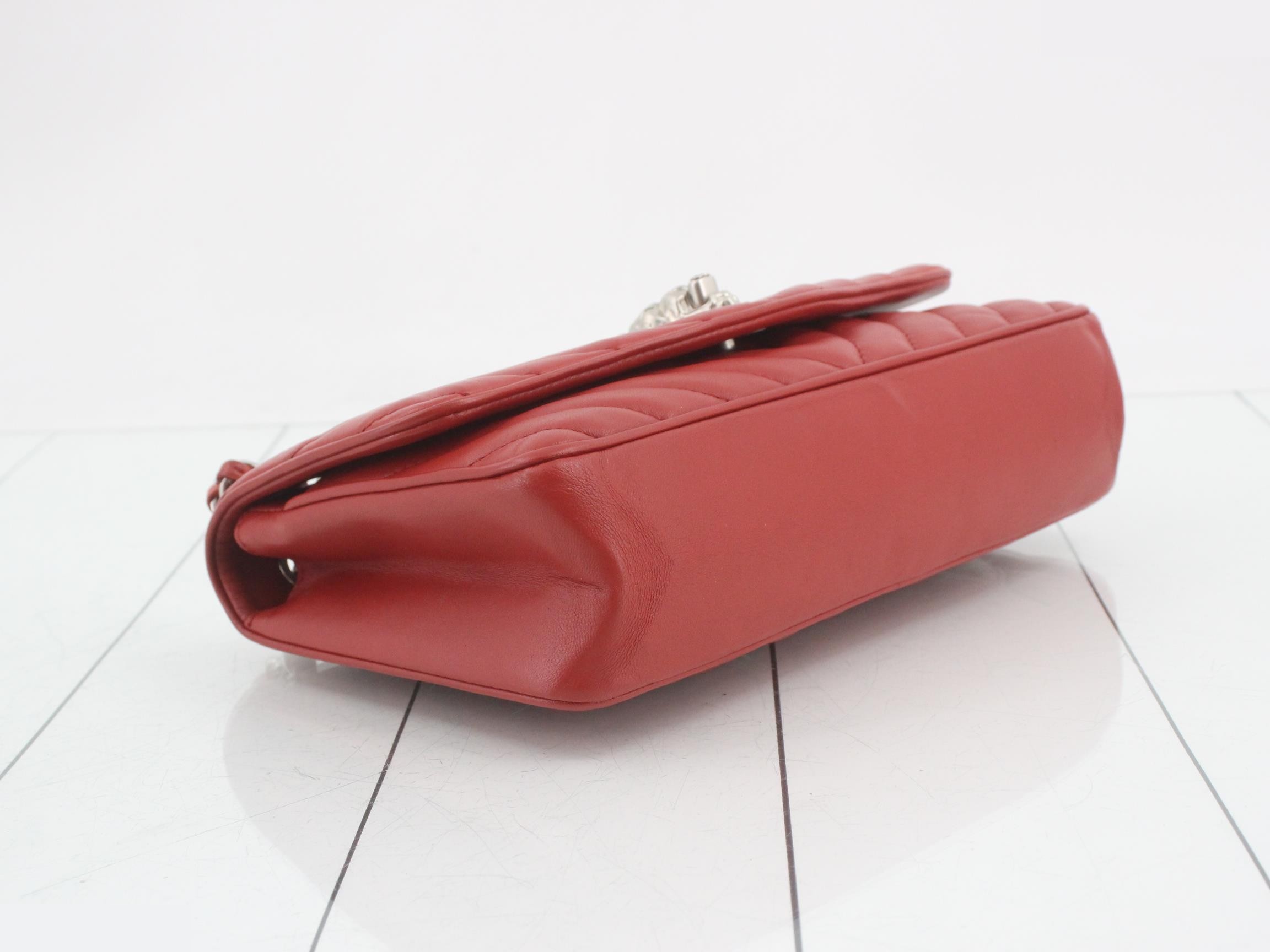 V-stitch lambskin lion head chain shoulder bag — view 5