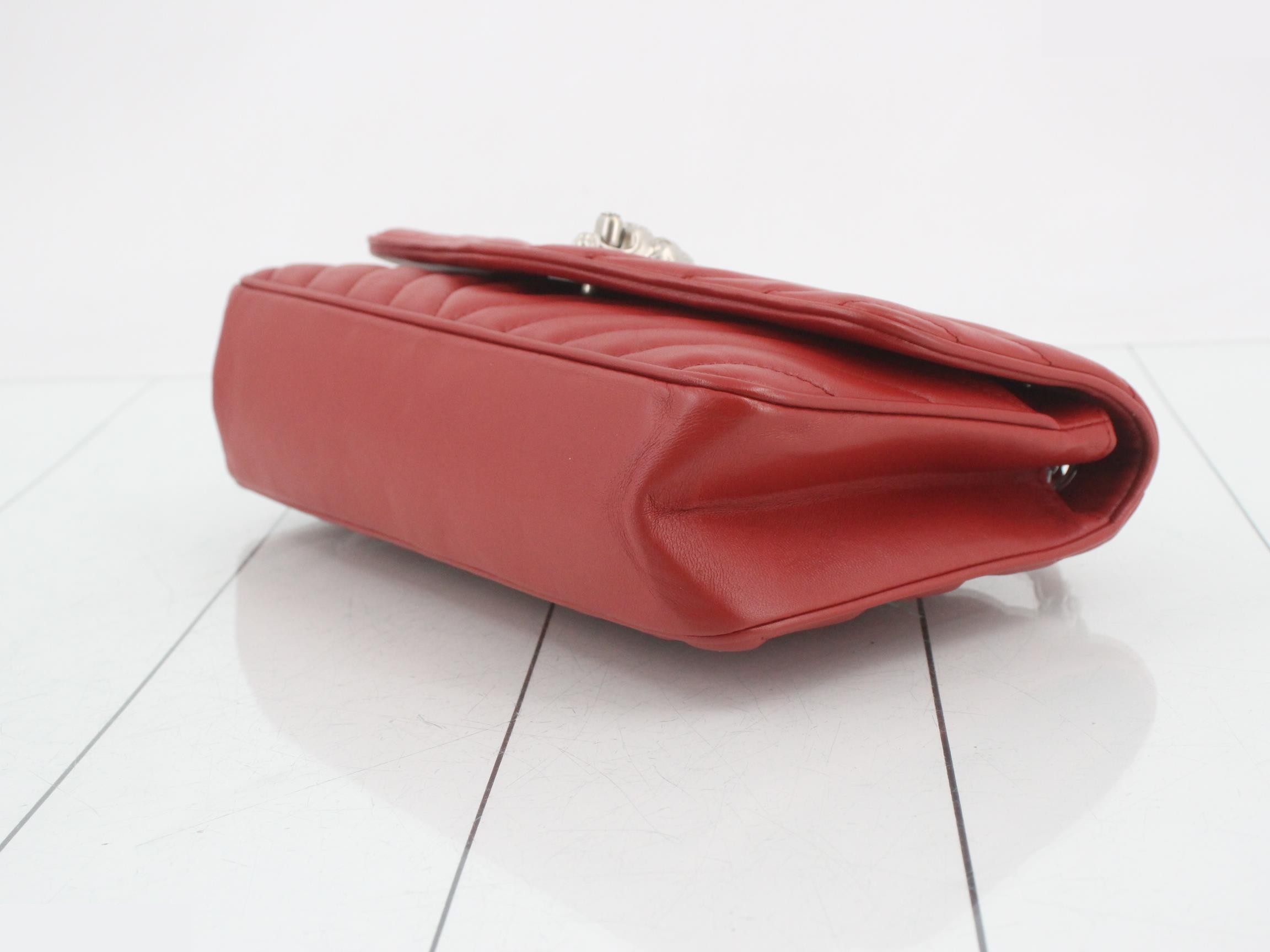 V-stitch lambskin lion head chain shoulder bag — view 6