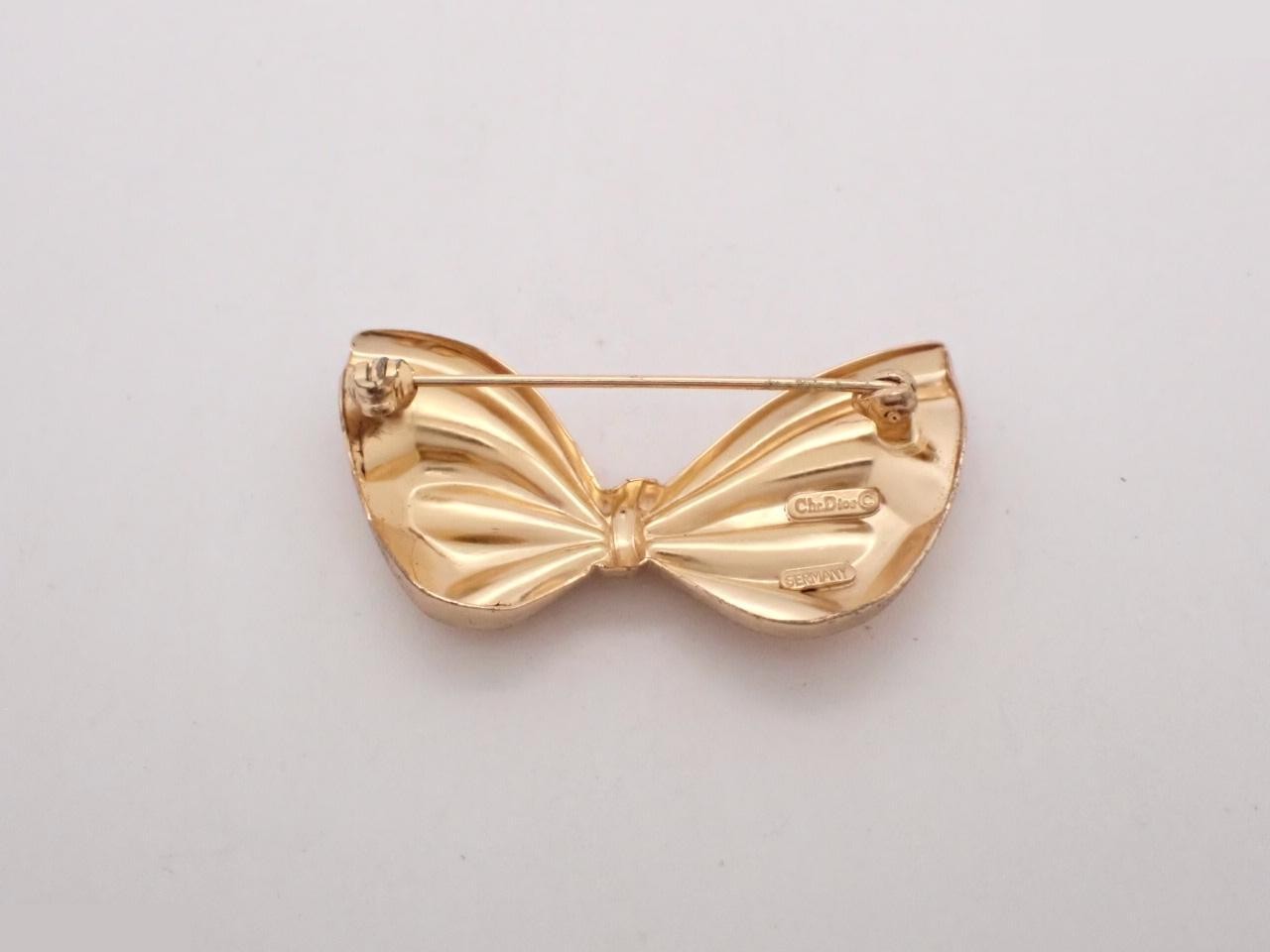 brooch — view 2