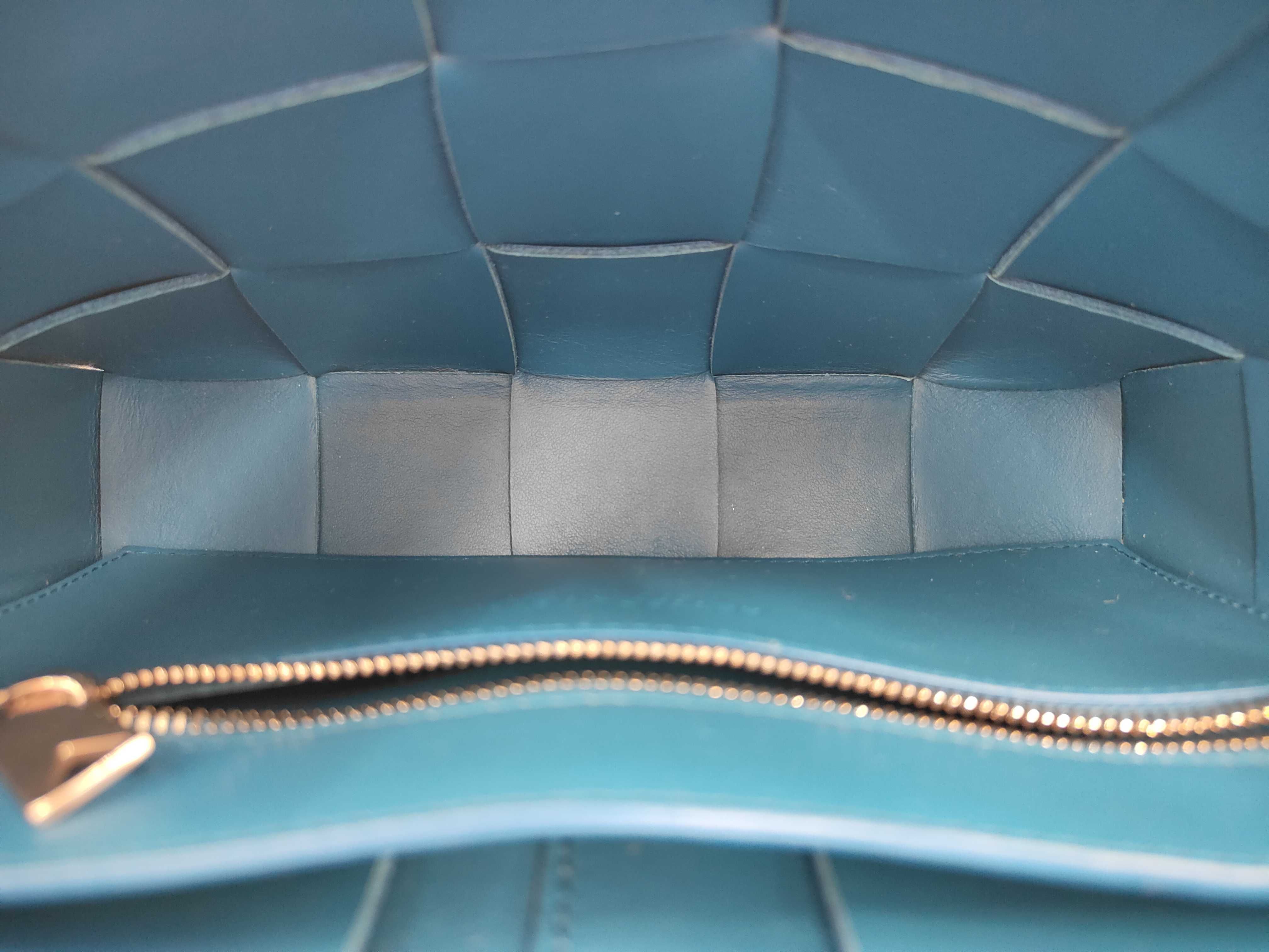 Intrecciato Versatile Shoulder Bag — view 9