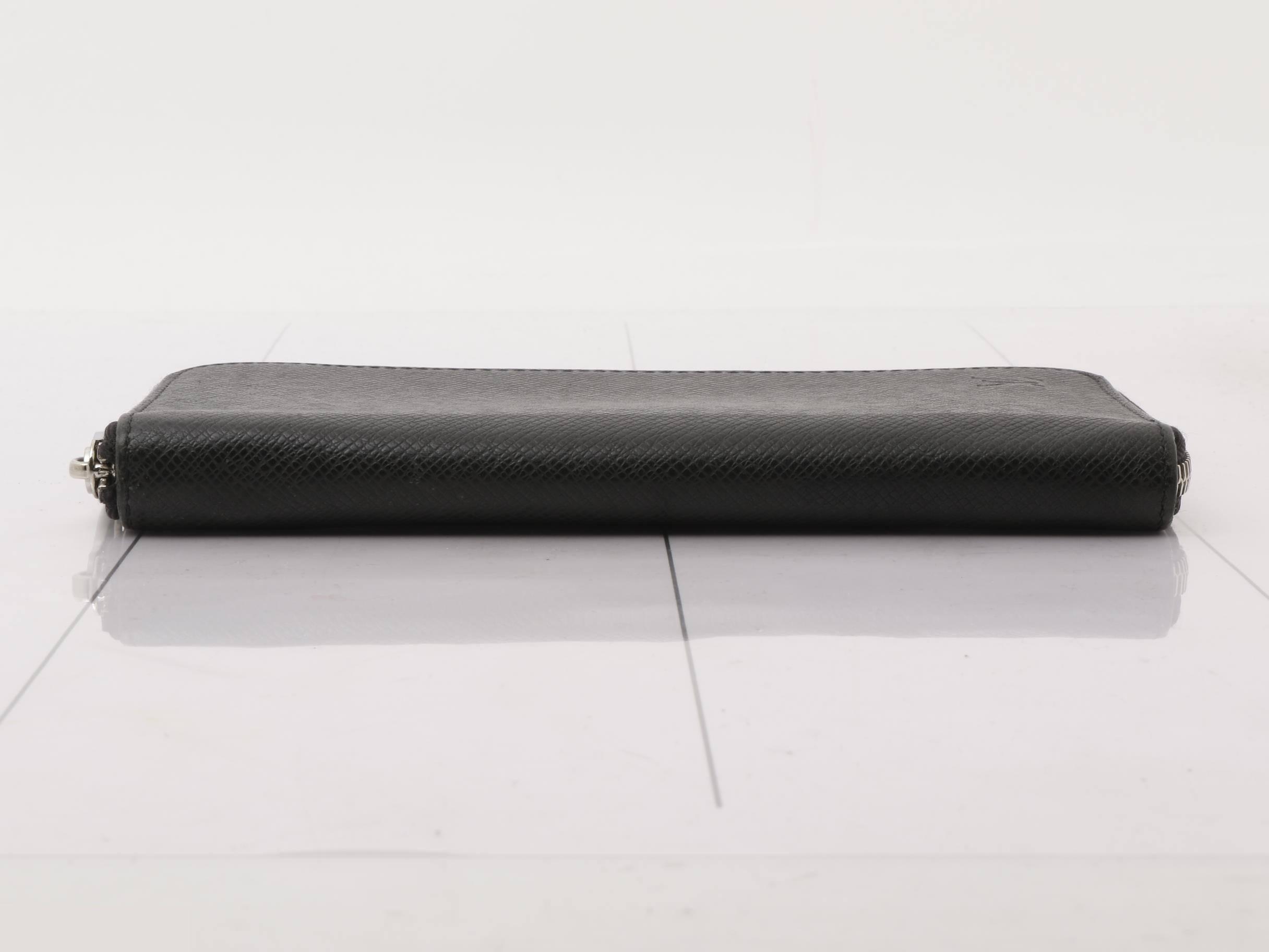 LV Taiga round zipper long wallet — view 3