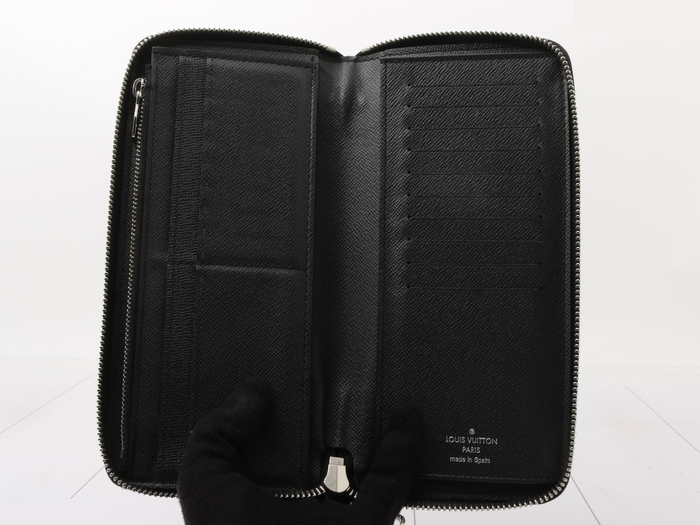 LV Taiga round zipper long wallet — view 4