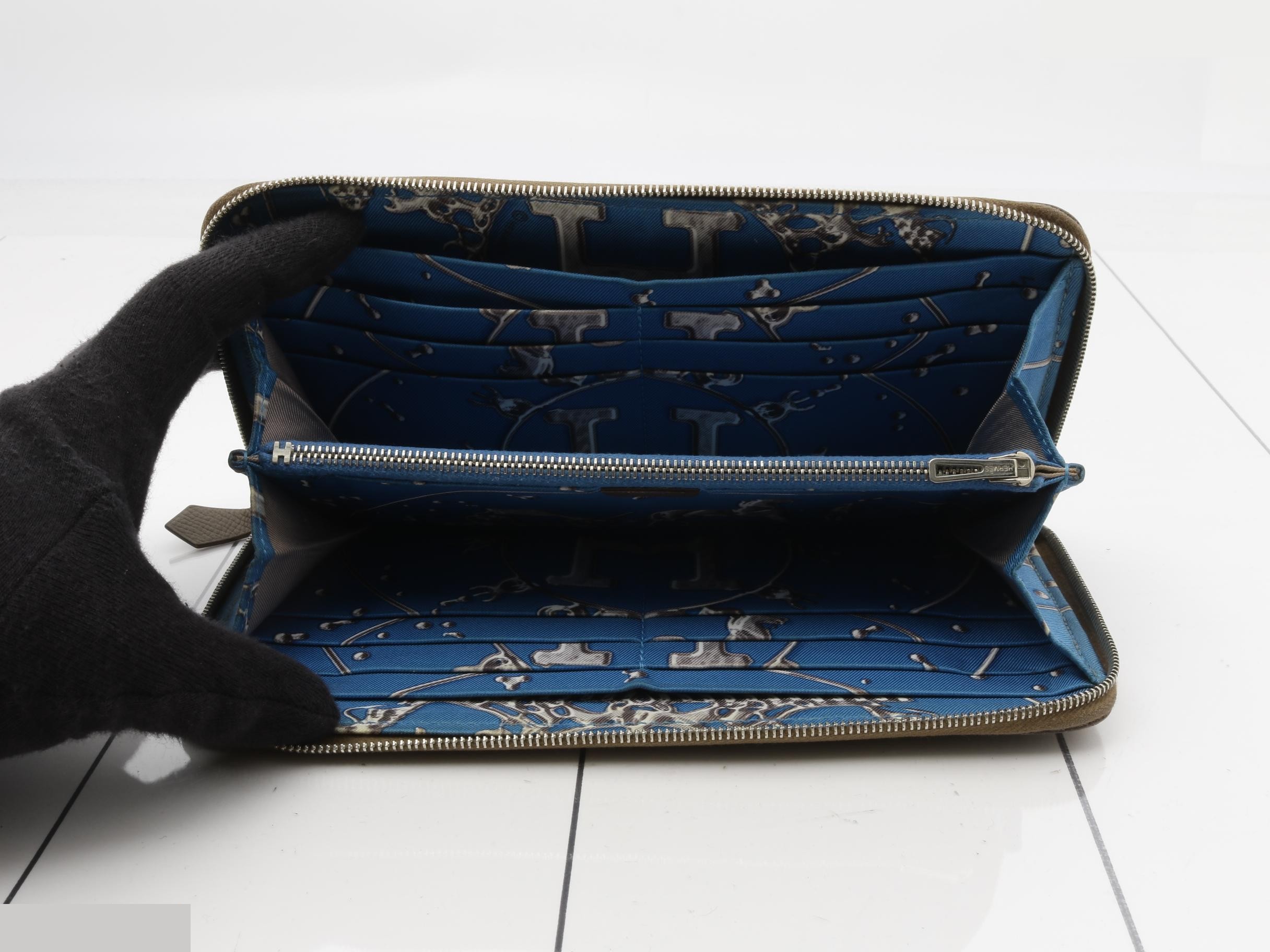 Azap Long Silk In Epsom Leather Long Wallet, Etoupe, O Stamp — view 4