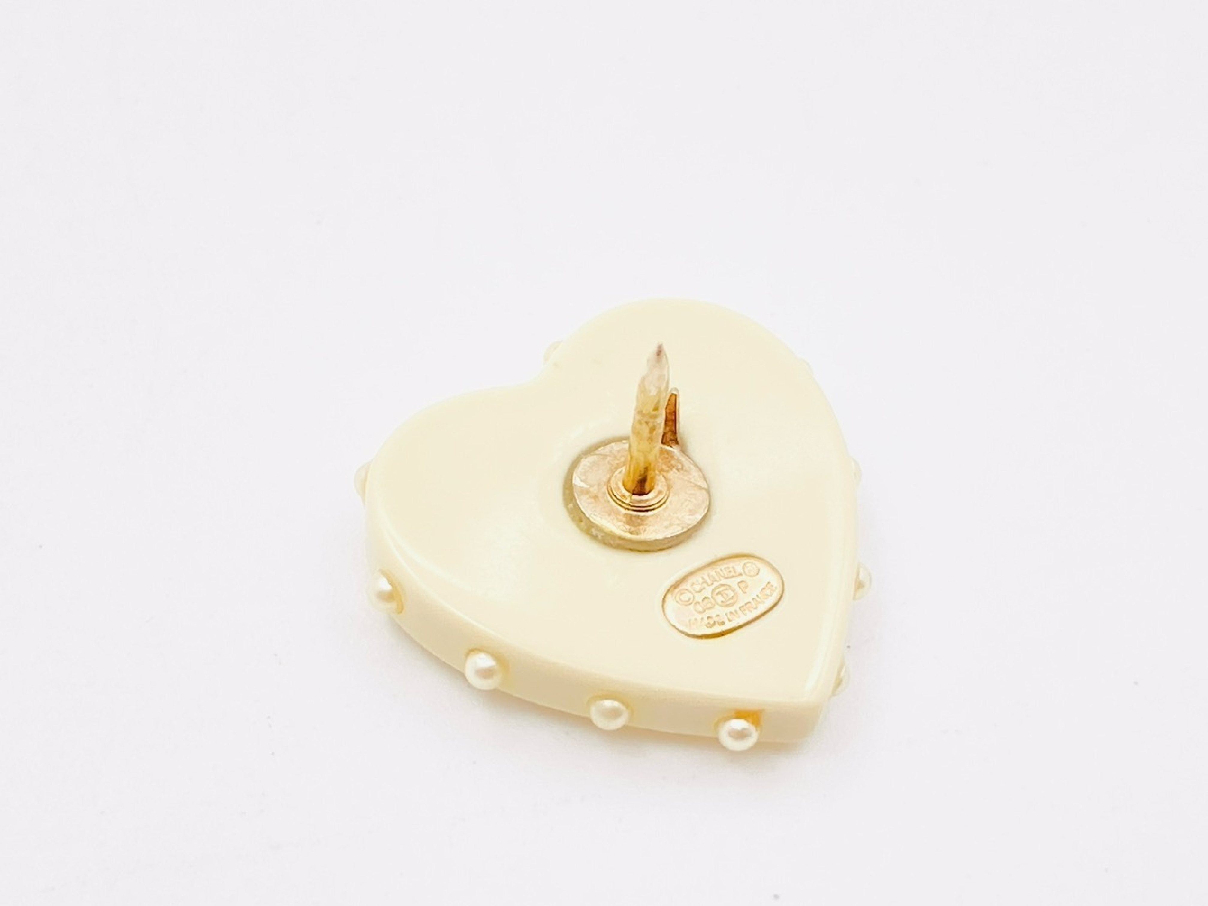 No. 5 Heart Faux Pearl Pin Brooch 06P Resin Plastic Beige Brooch — view 2