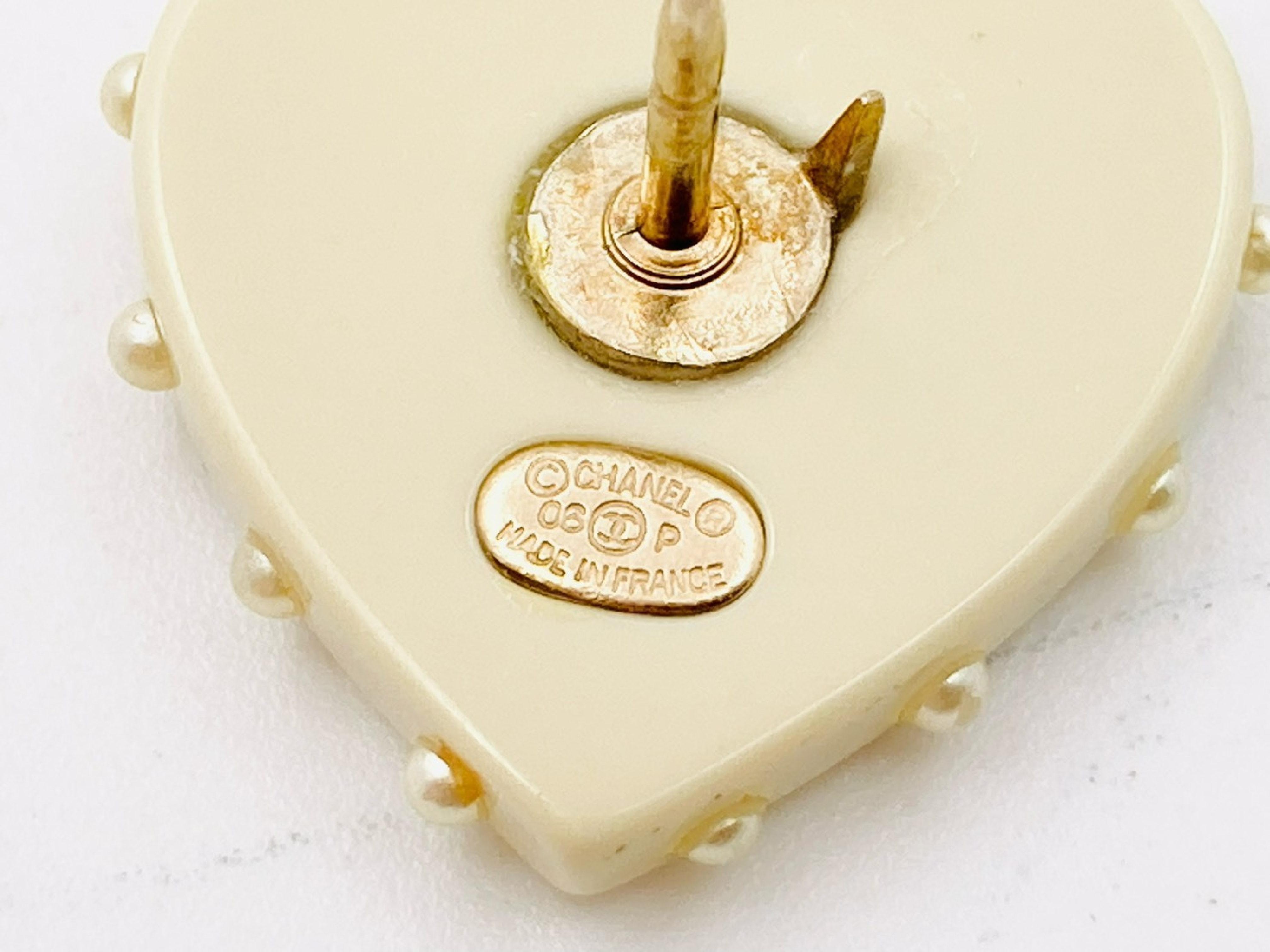 No. 5 Heart Faux Pearl Pin Brooch 06P Resin Plastic Beige Brooch — view 3