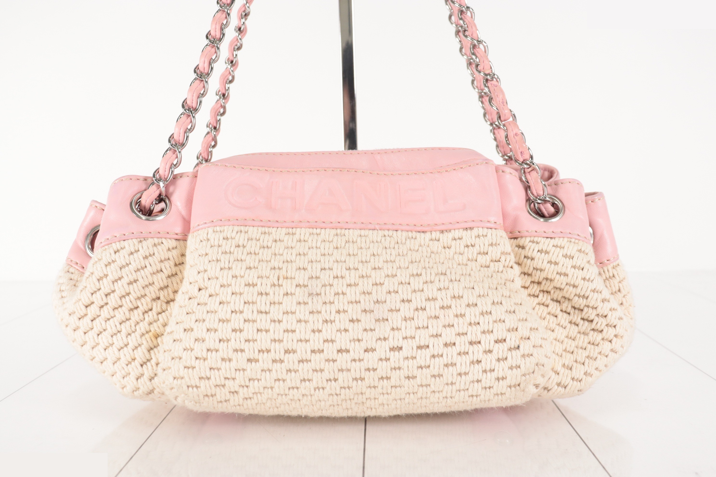 logo chain shoulder bag, ivory/pink, silver hardware, series 9. — view 2
