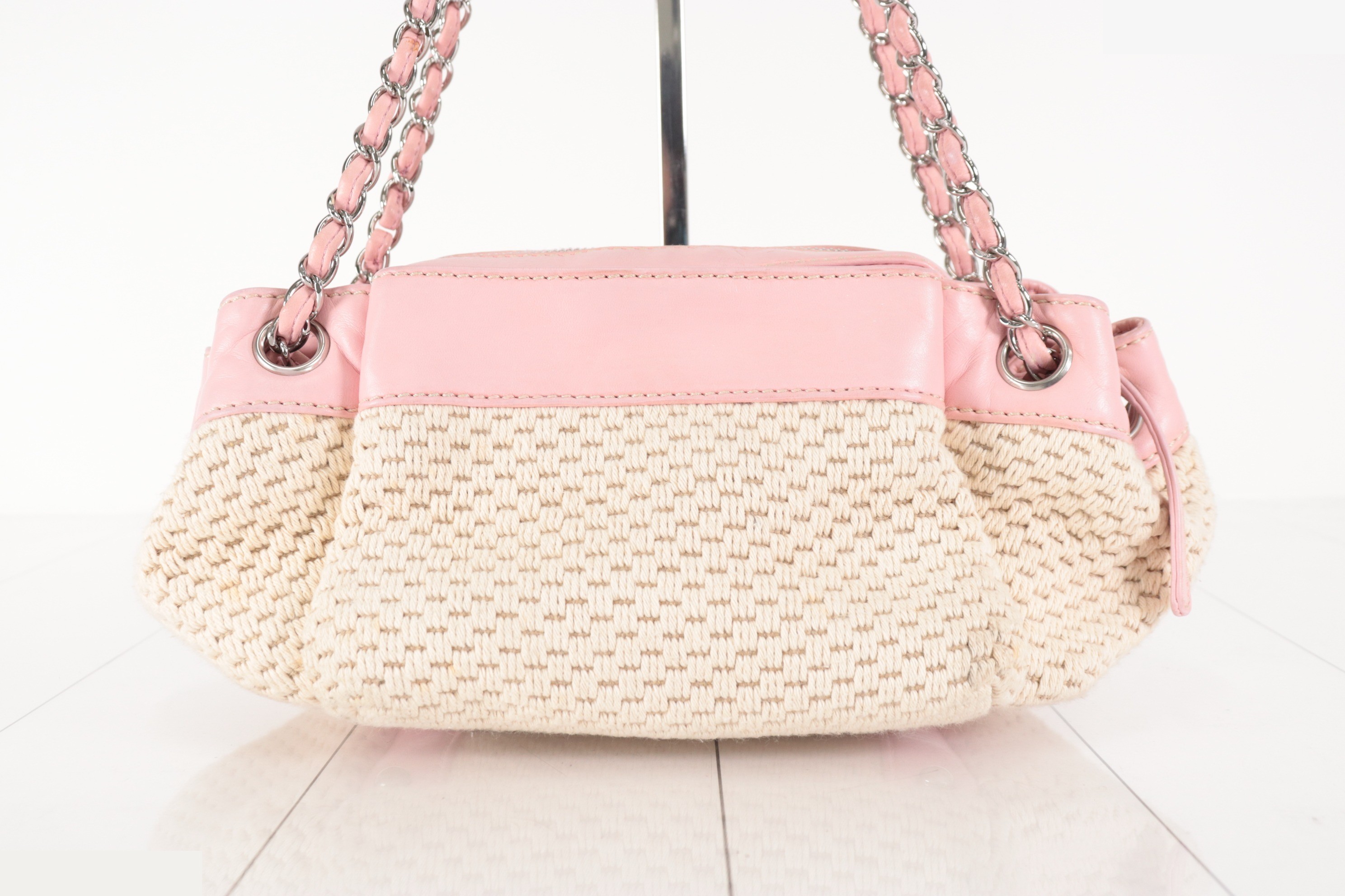 logo chain shoulder bag, ivory/pink, silver hardware, series 9. — view 3