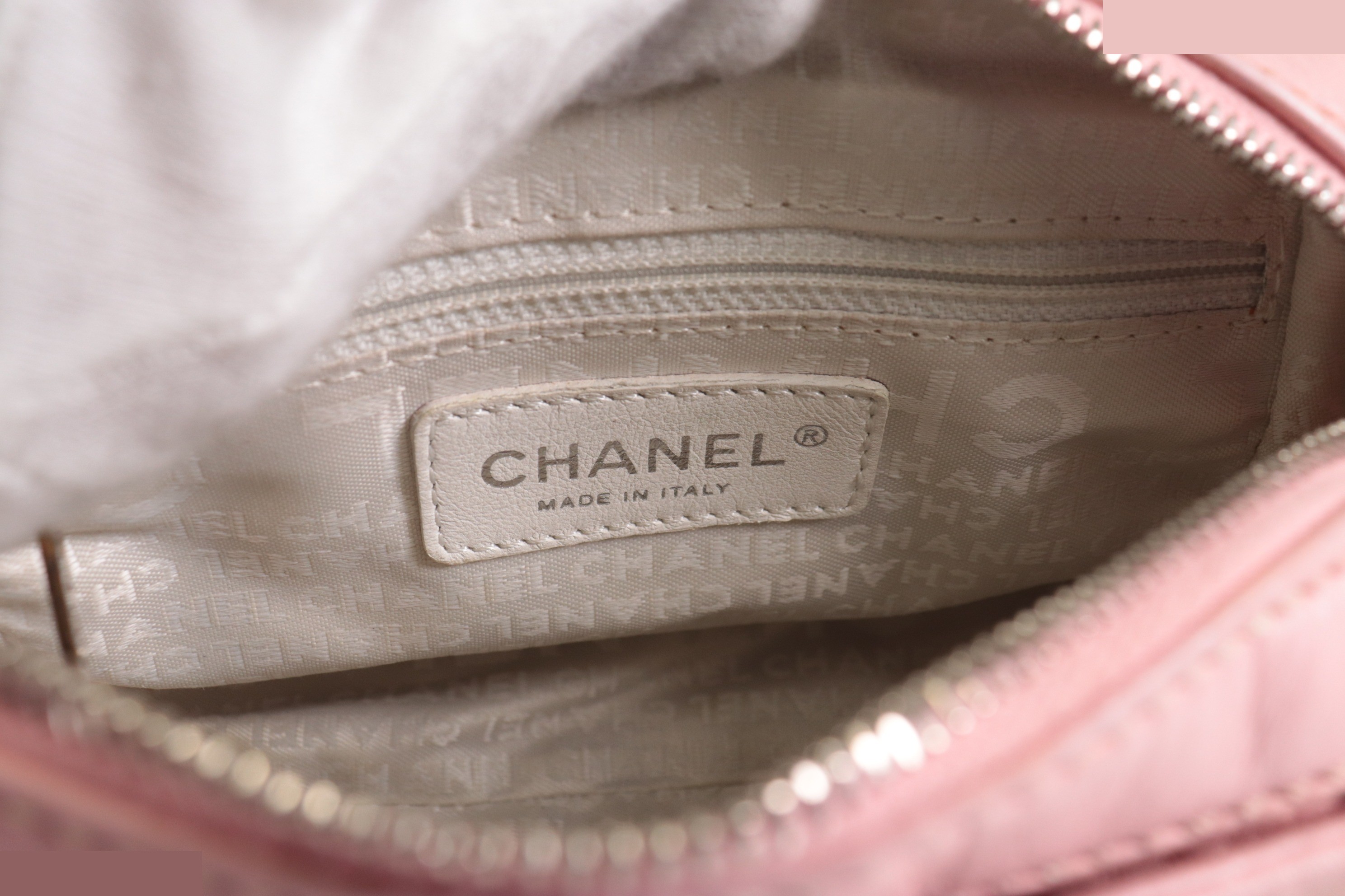 logo chain shoulder bag, ivory/pink, silver hardware, series 9. — view 8