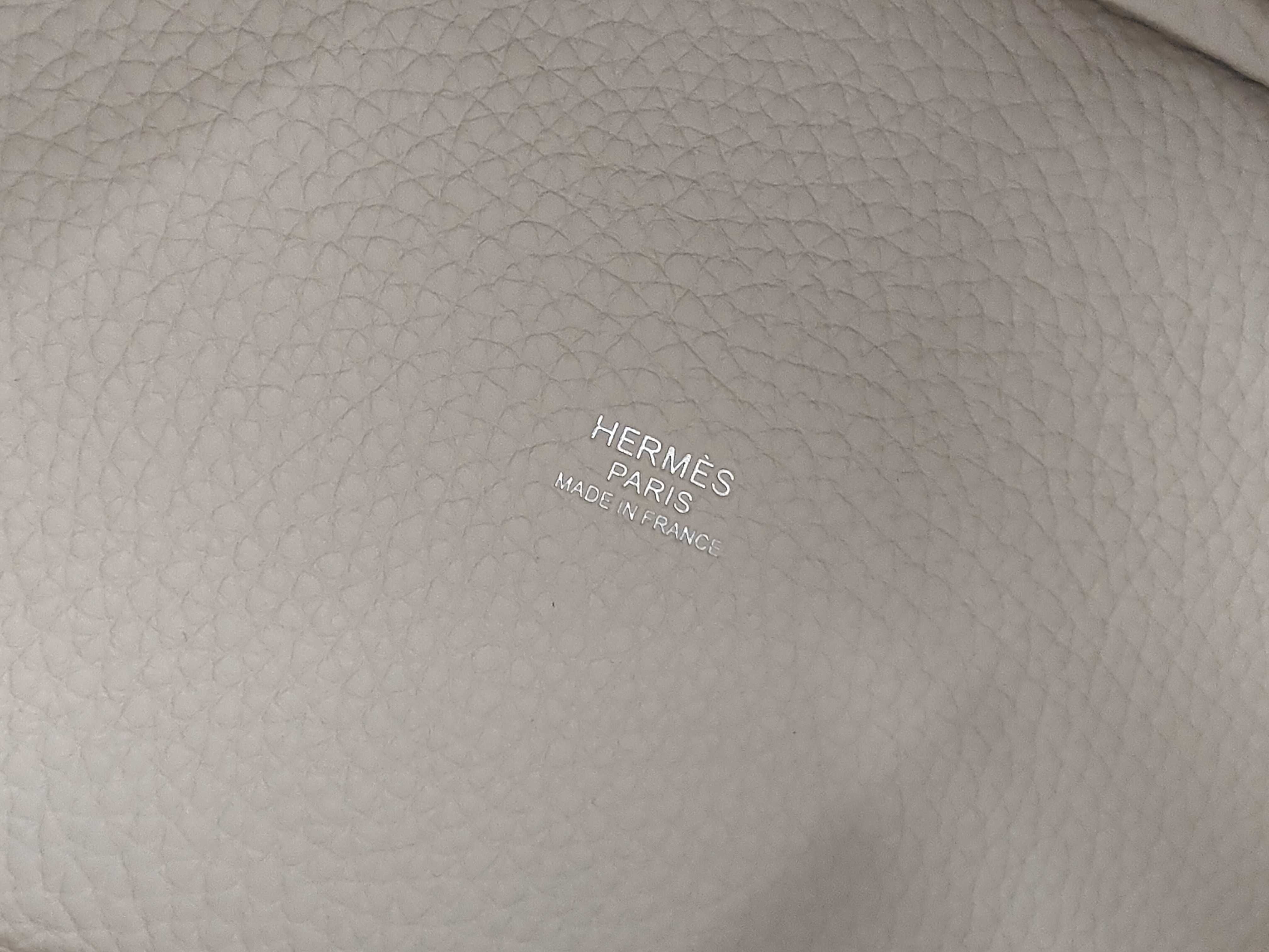 Picotin Lock PM Taurillon Clemence Eclat Craie/Sesame Silver Hardware G Stamp Handbag — view 10
