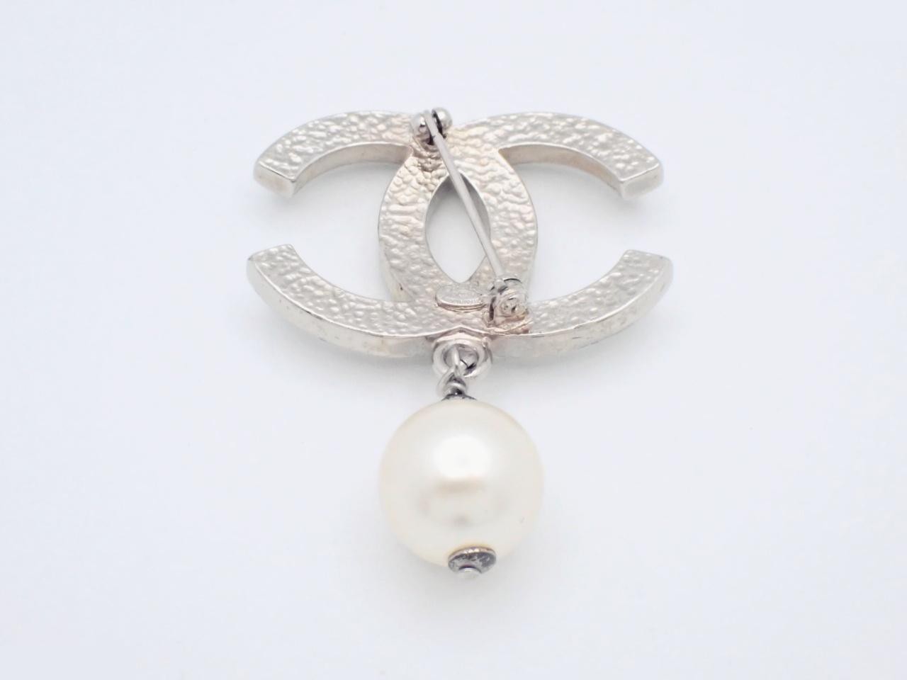 Coco Mark Pearl Brooch — view 2