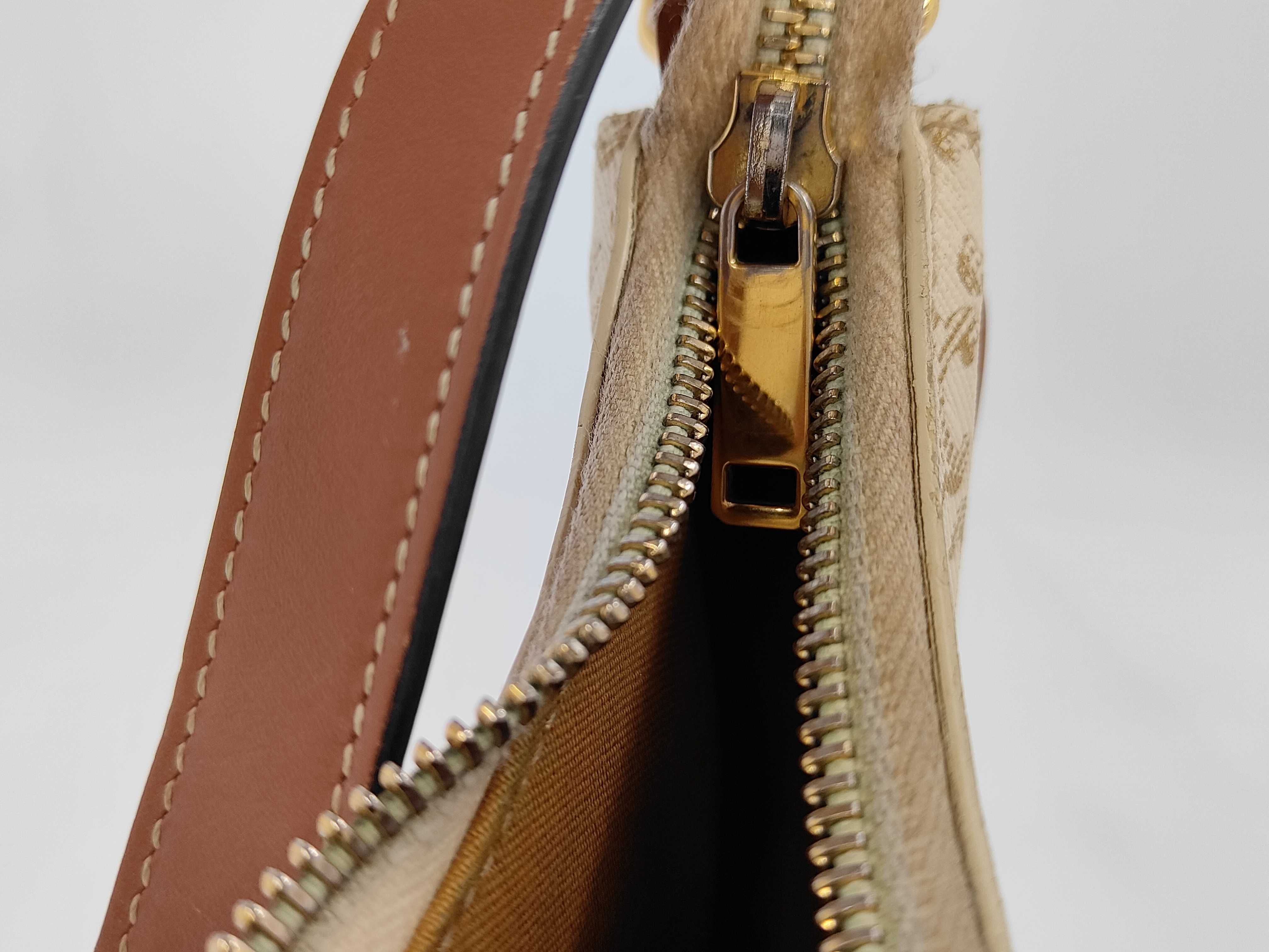 Triomphe Handbag — view 9