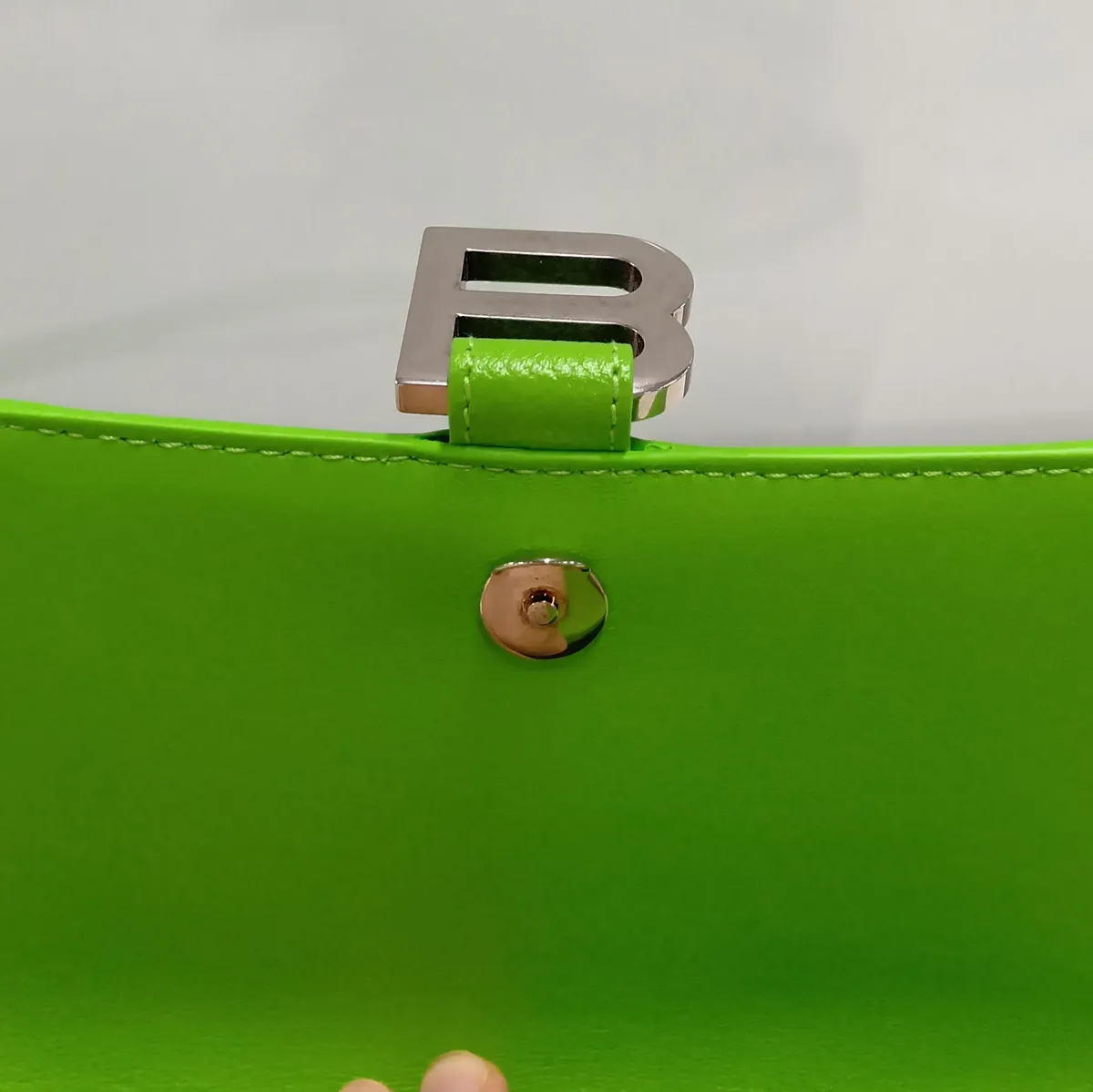 Hourglass 593546 Leather 2-Way Handbag Green — view 13