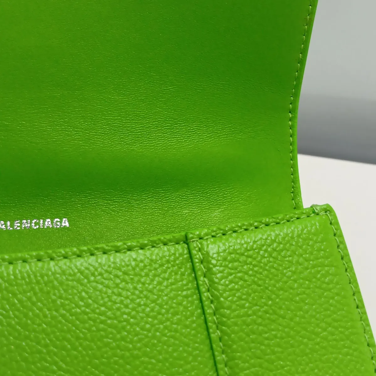 Hourglass 593546 Leather 2-Way Handbag Green — view 14