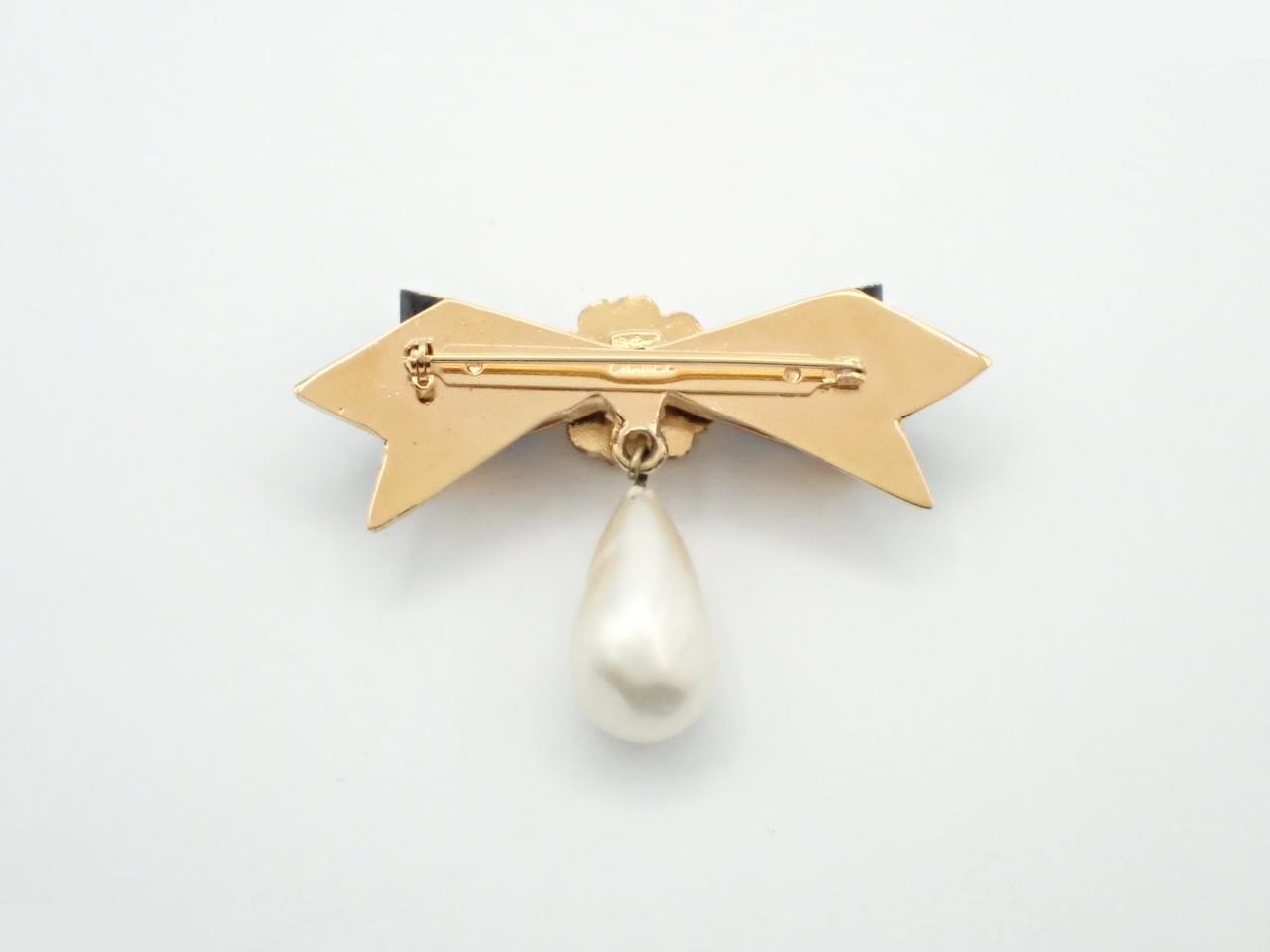 brooch — view 2