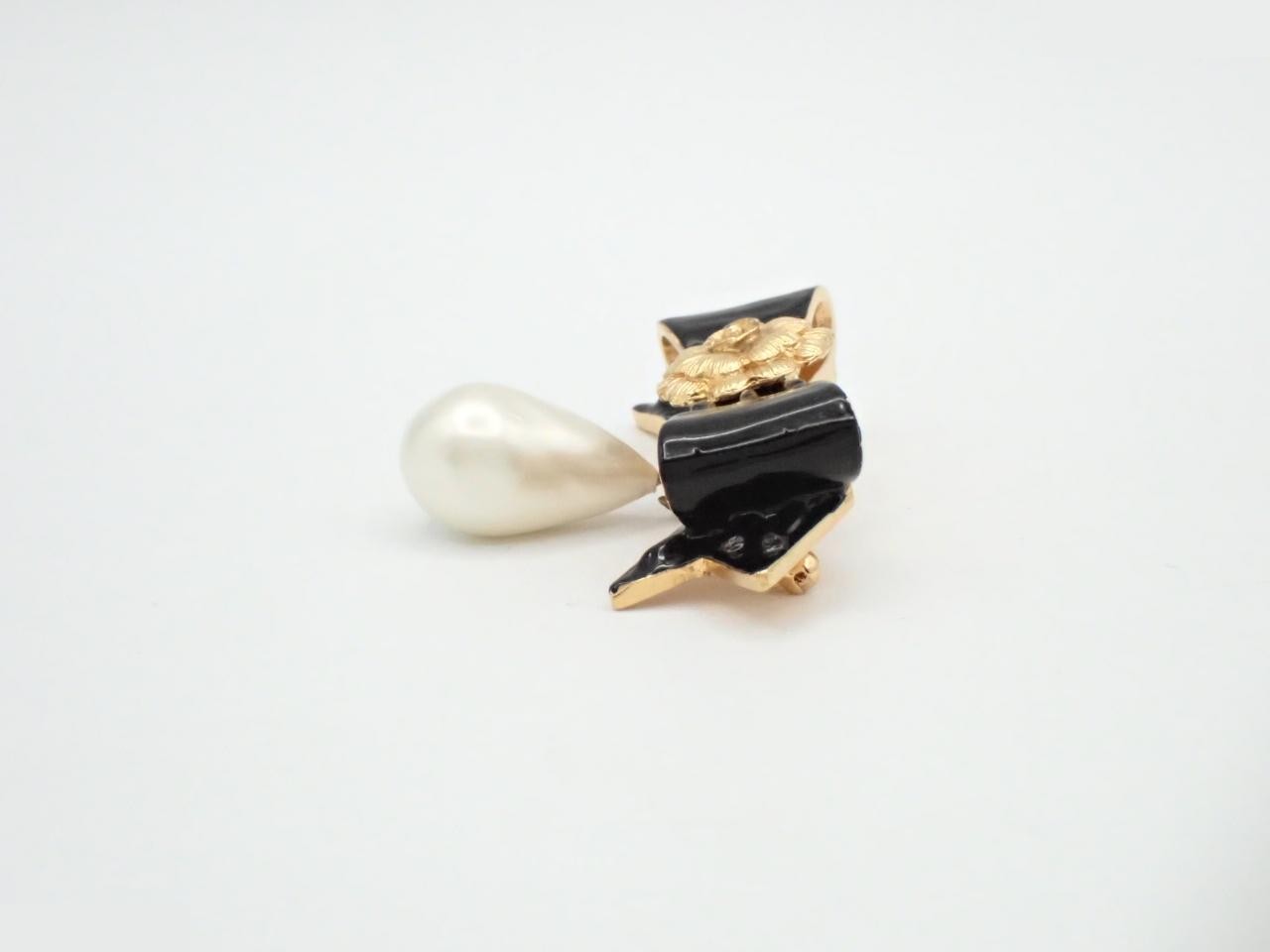 brooch — view 3