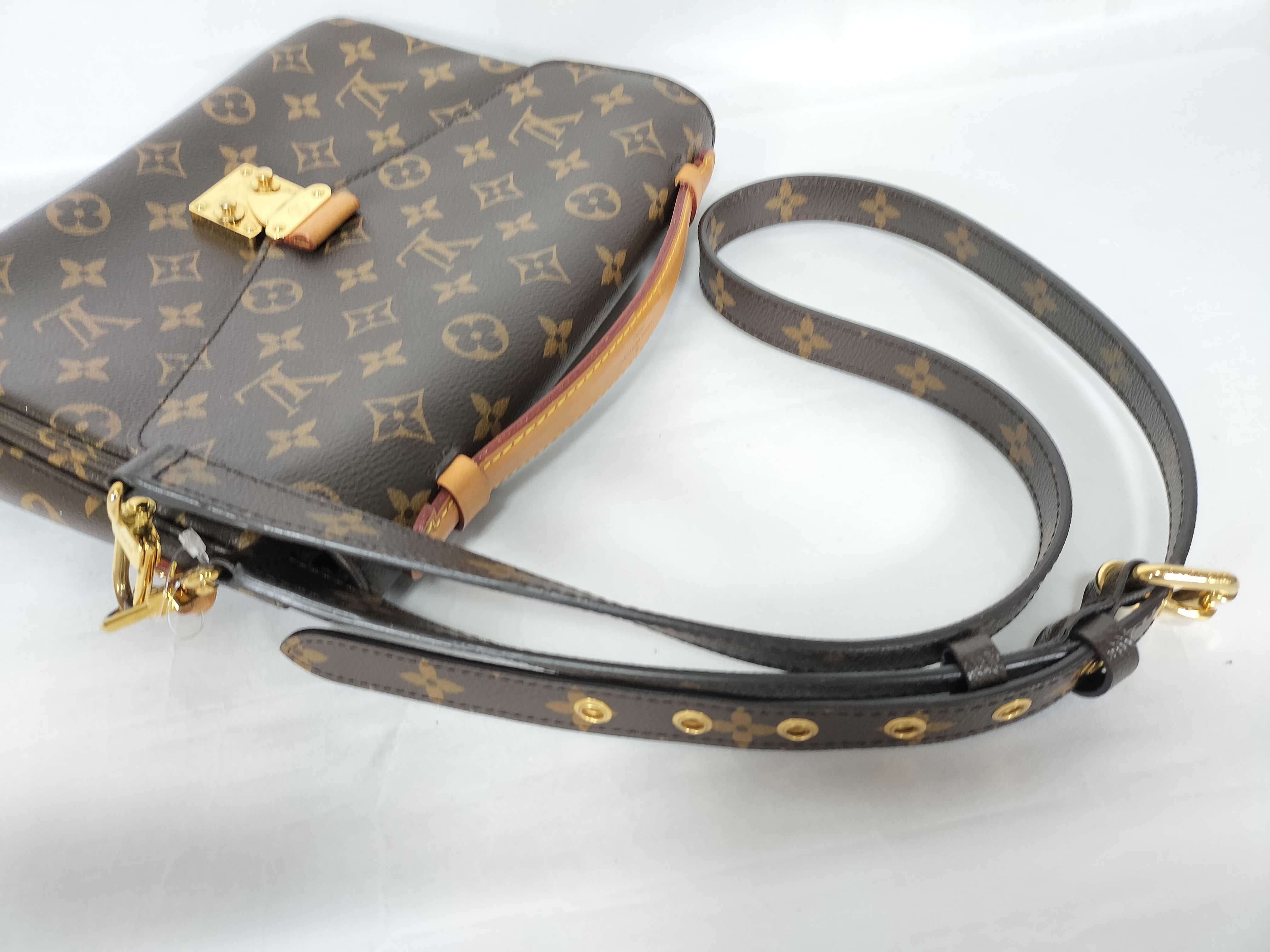 Monogram Pochette Metis Brown Gold Monogram PL0148 Handbag — view 3
