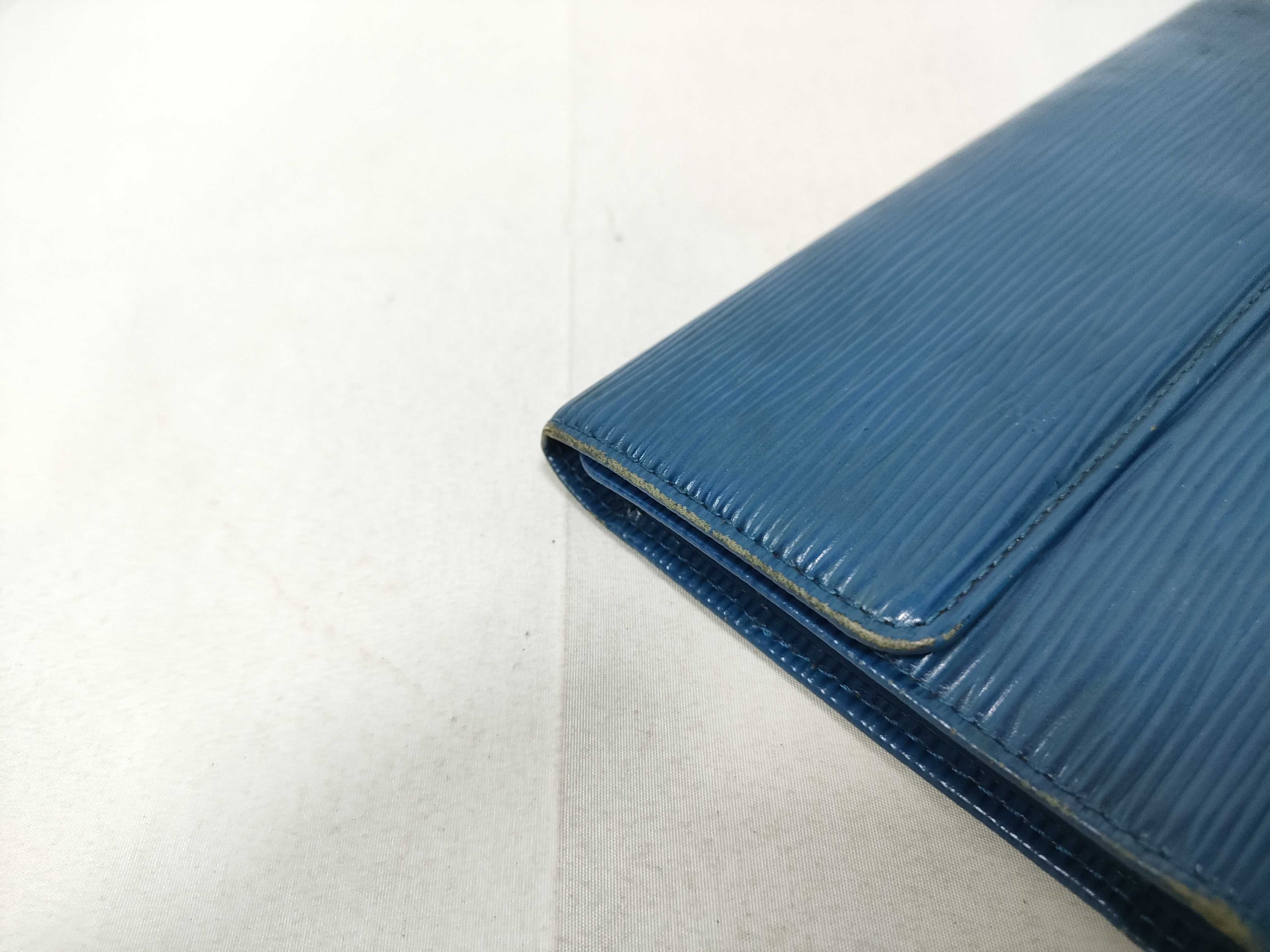 Epi Louis Vuitton Epi International CA0916 Wallet — view 7
