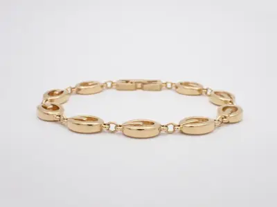 Gold bracelet, wrist size approximately 18cm