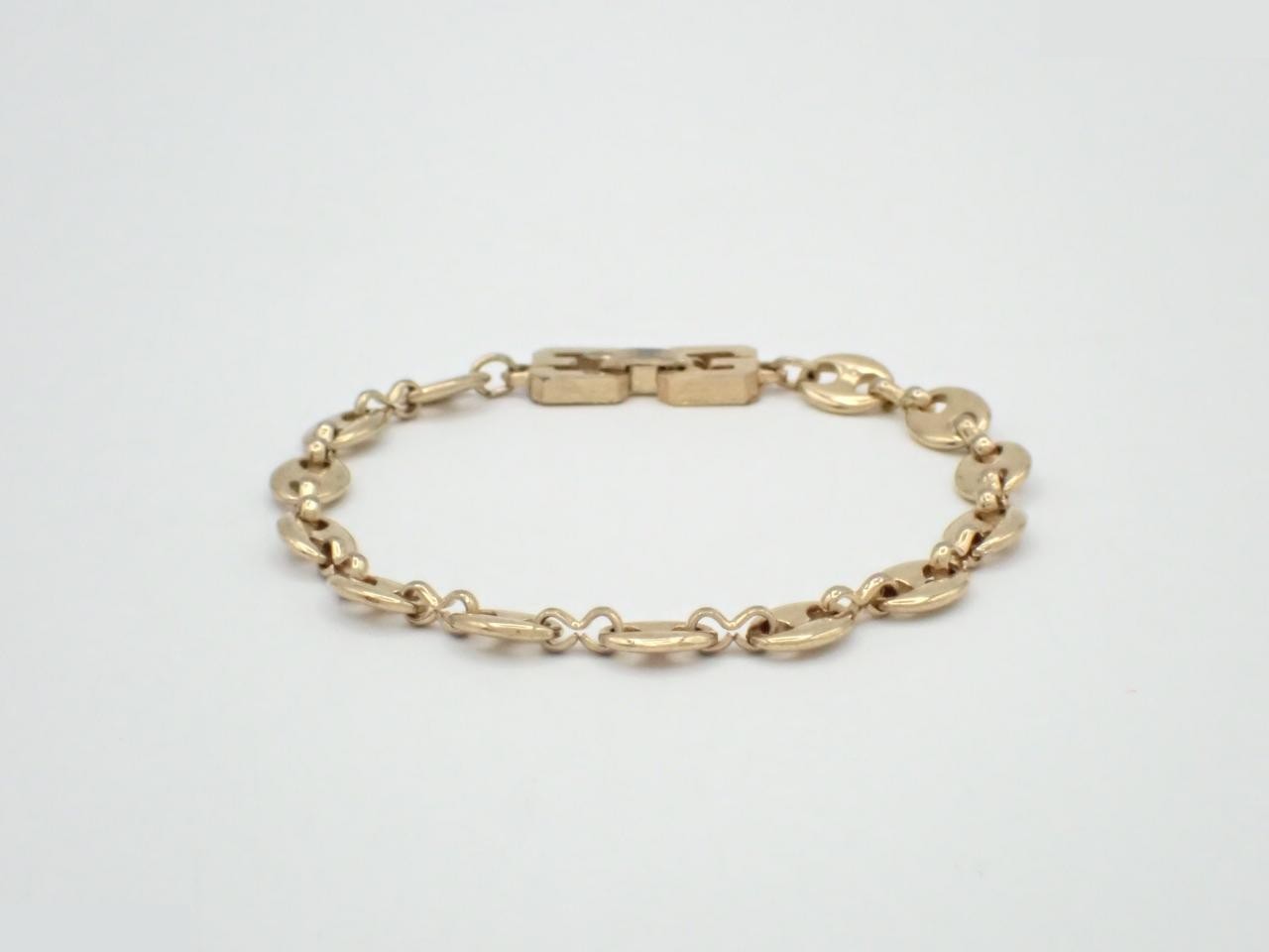Other items: Precious metal bracelets and bangles (metal), wrist circumference approximately 18cm.