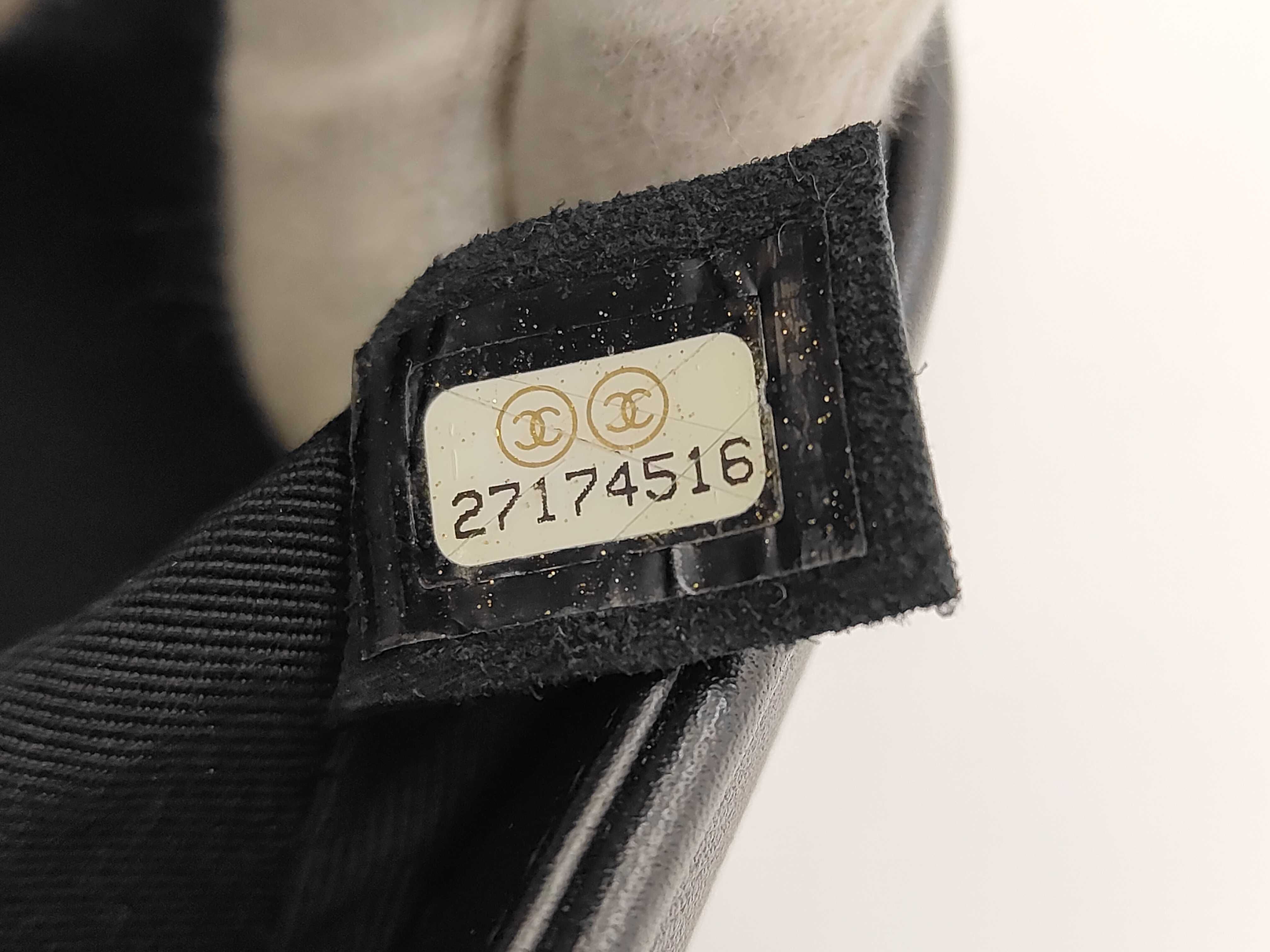 Boy Chanel V-stitch Lambskin Shoulder Bag — view 11