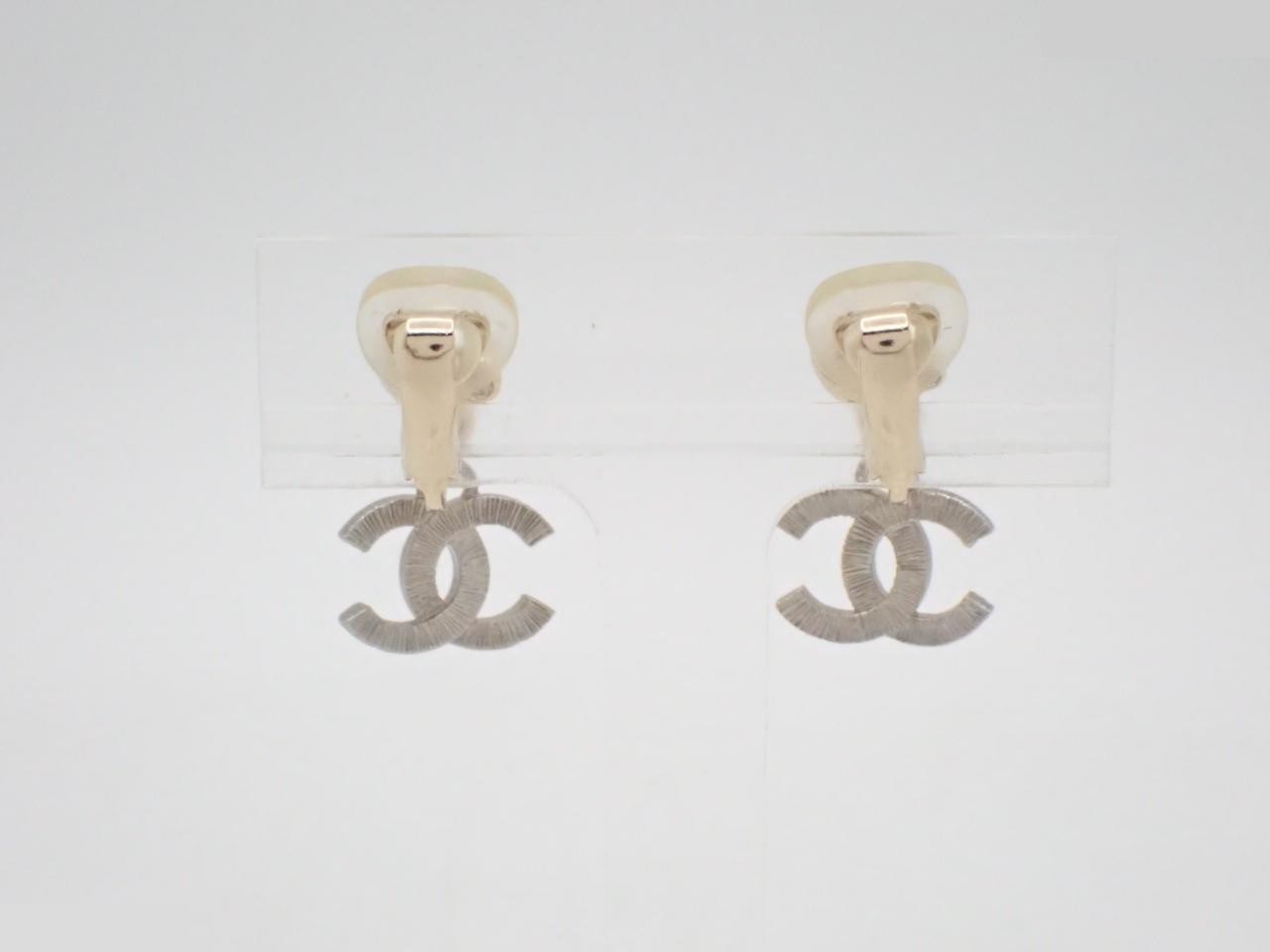 Earrings, Coco Mark design, gold, pearl, stone — view 2