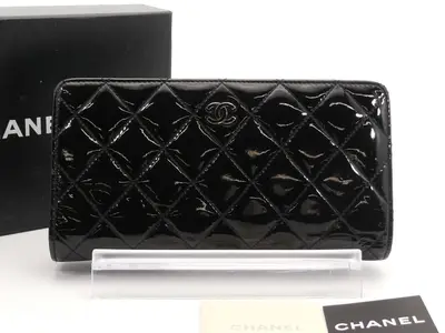 Matelassé Coco Mark Enamel Bi-fold Long Wallet