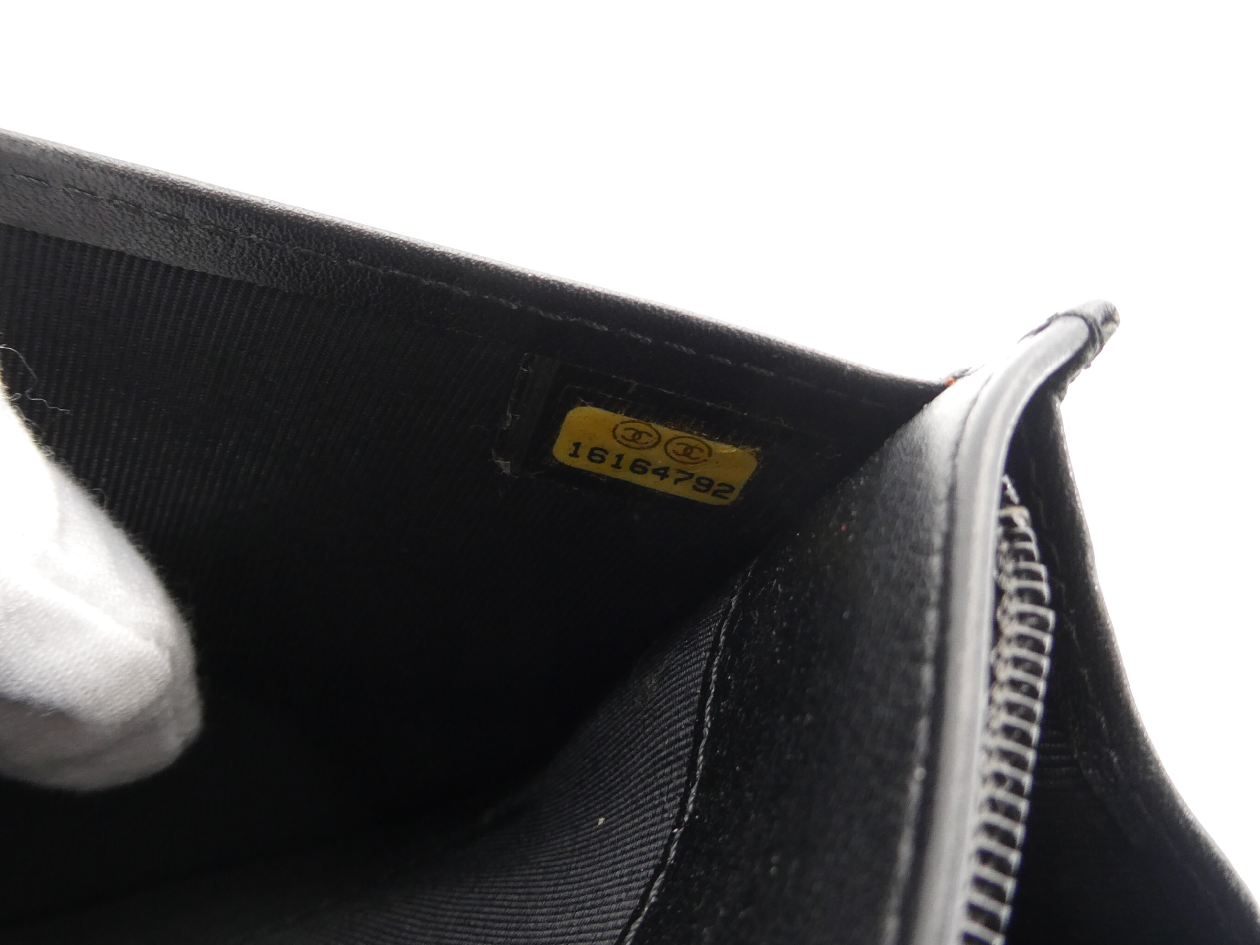Matelassé Coco Mark Enamel Bi-fold Long Wallet — view 9