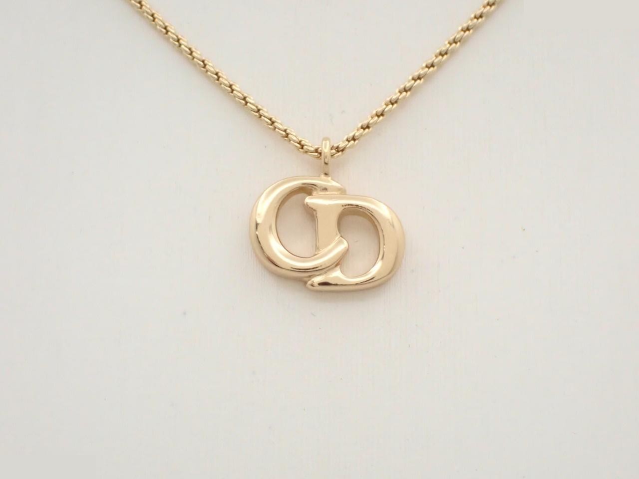 Other line: Precious metal necklaces and pendants, neck circumference approximately 46 cm.