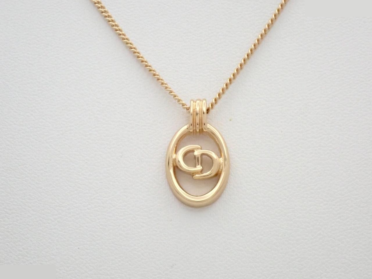 Necklace, chain approximately 42cm