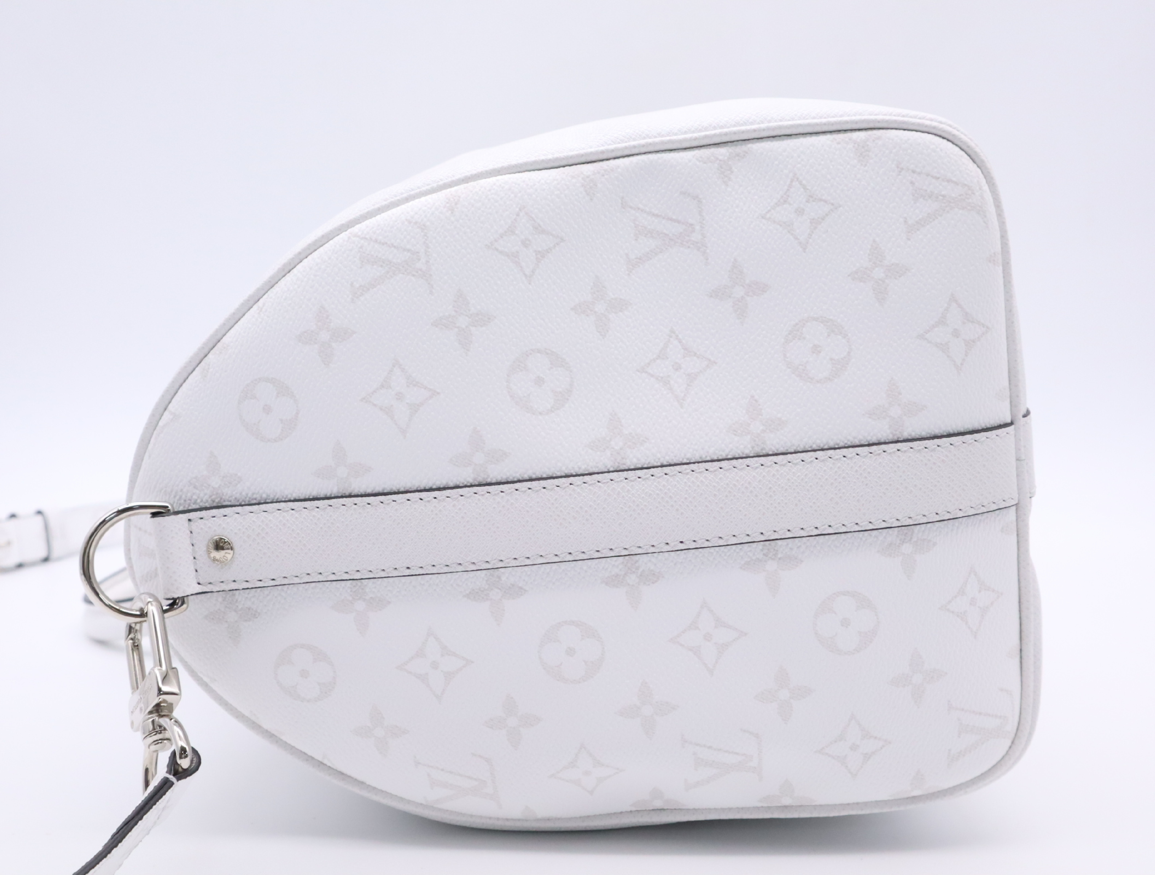 M27792 Taigarama Keepall Bandoulière 50 Boston Bag with Shoulder Strap, Padlock, 2 Keys, Name Tag, Handle Strap, Dust Bag, and Small Dust Bag. — view 3