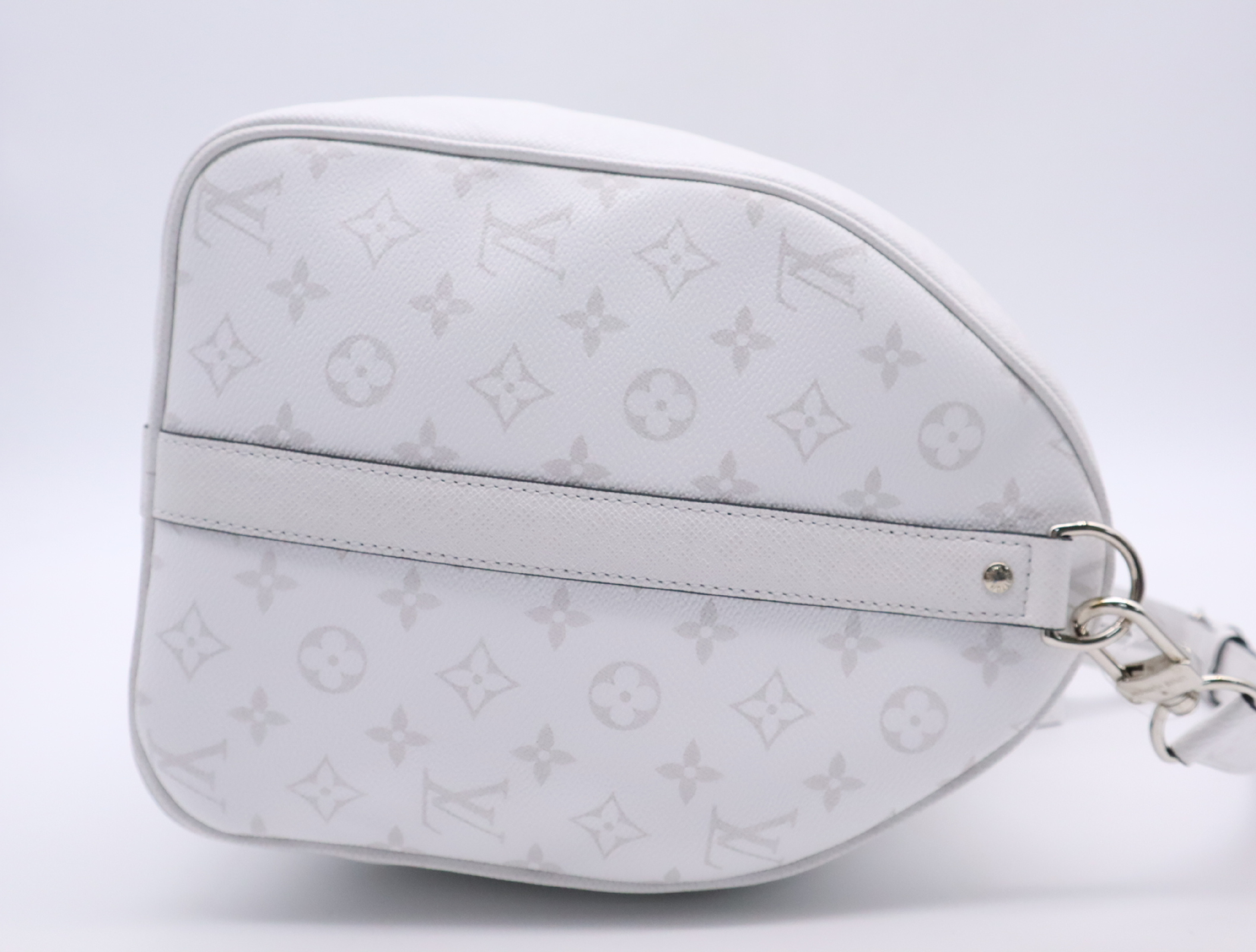 M27792 Taigarama Keepall Bandoulière 50 Boston Bag with Shoulder Strap, Padlock, 2 Keys, Name Tag, Handle Strap, Dust Bag, and Small Dust Bag. — view 5
