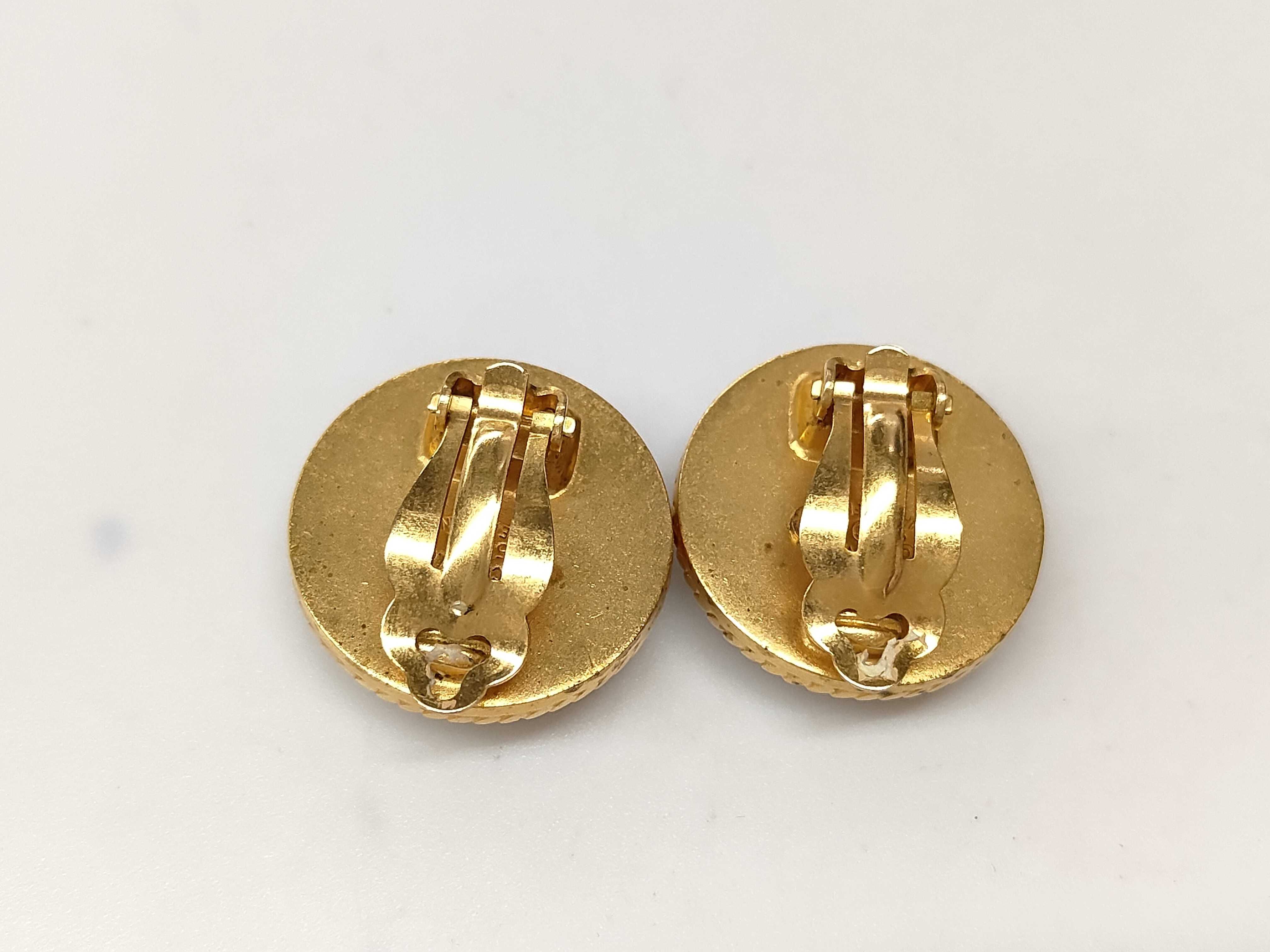 Round Coco Shell Earrings 95A Black White Gold Hardware Earrings — view 2