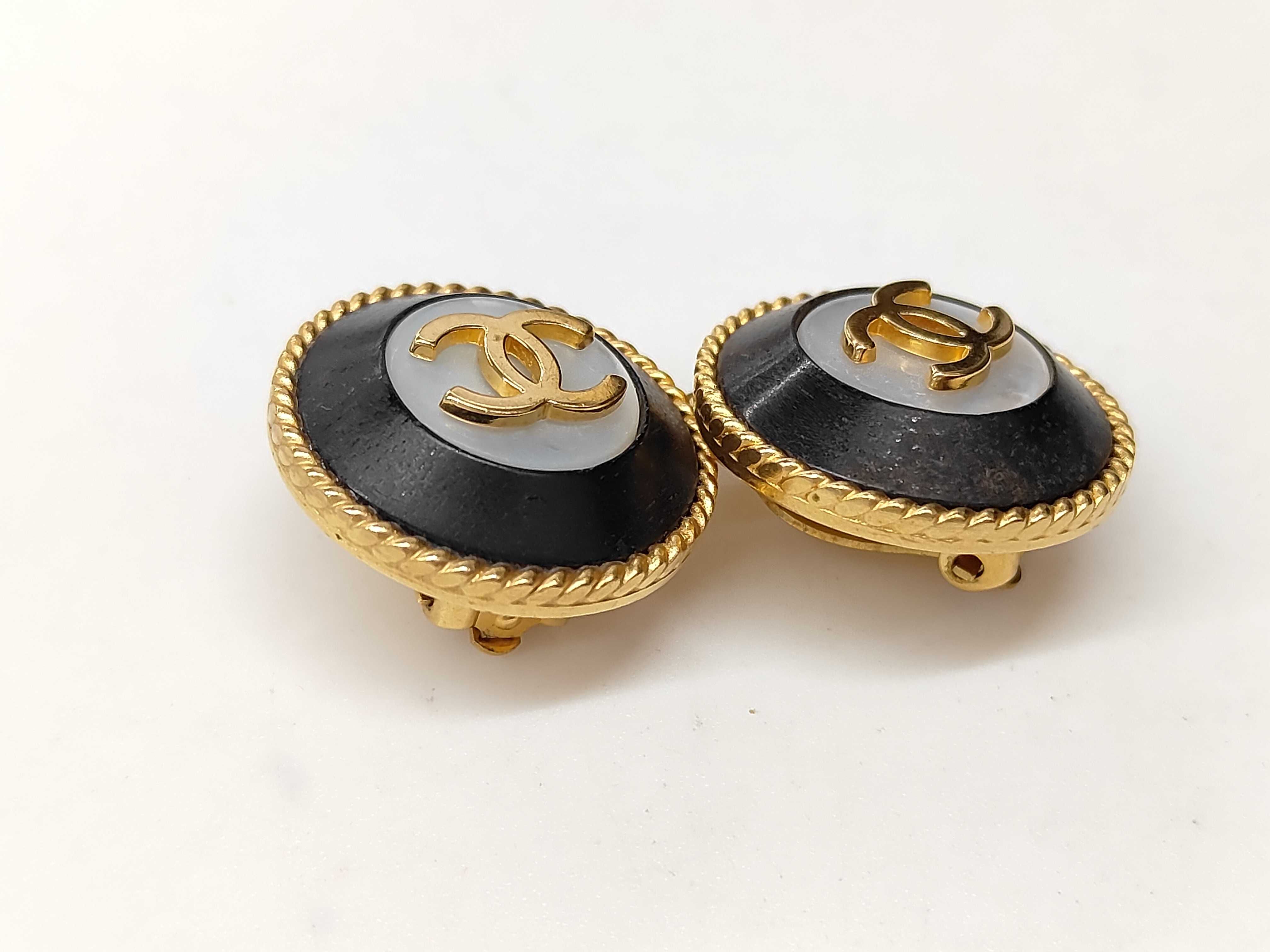 Round Coco Shell Earrings 95A Black White Gold Hardware Earrings — view 3