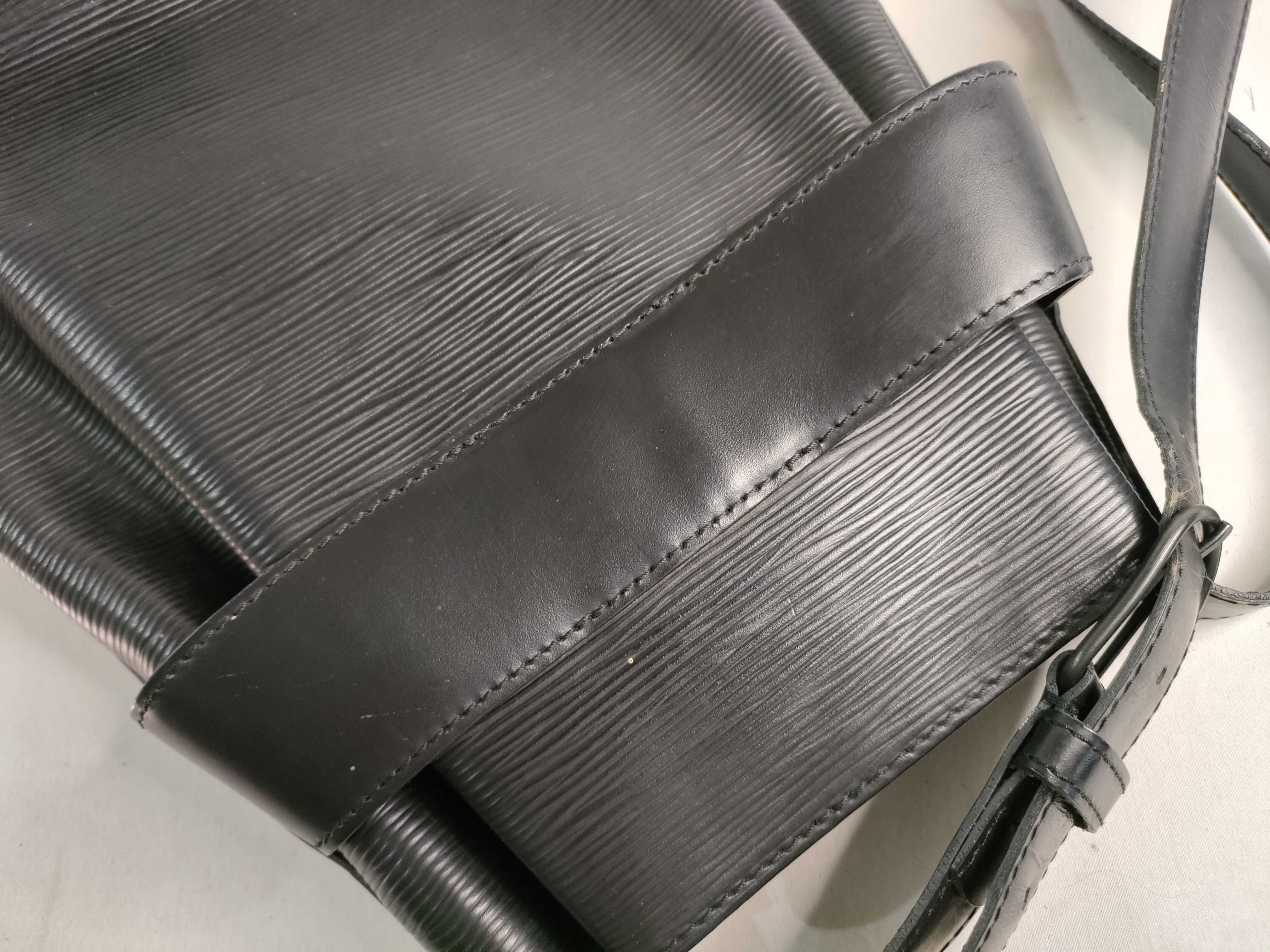 Epi Louis Vuitton Epi Sac Depaule Noir Shoulder Bag — view 11