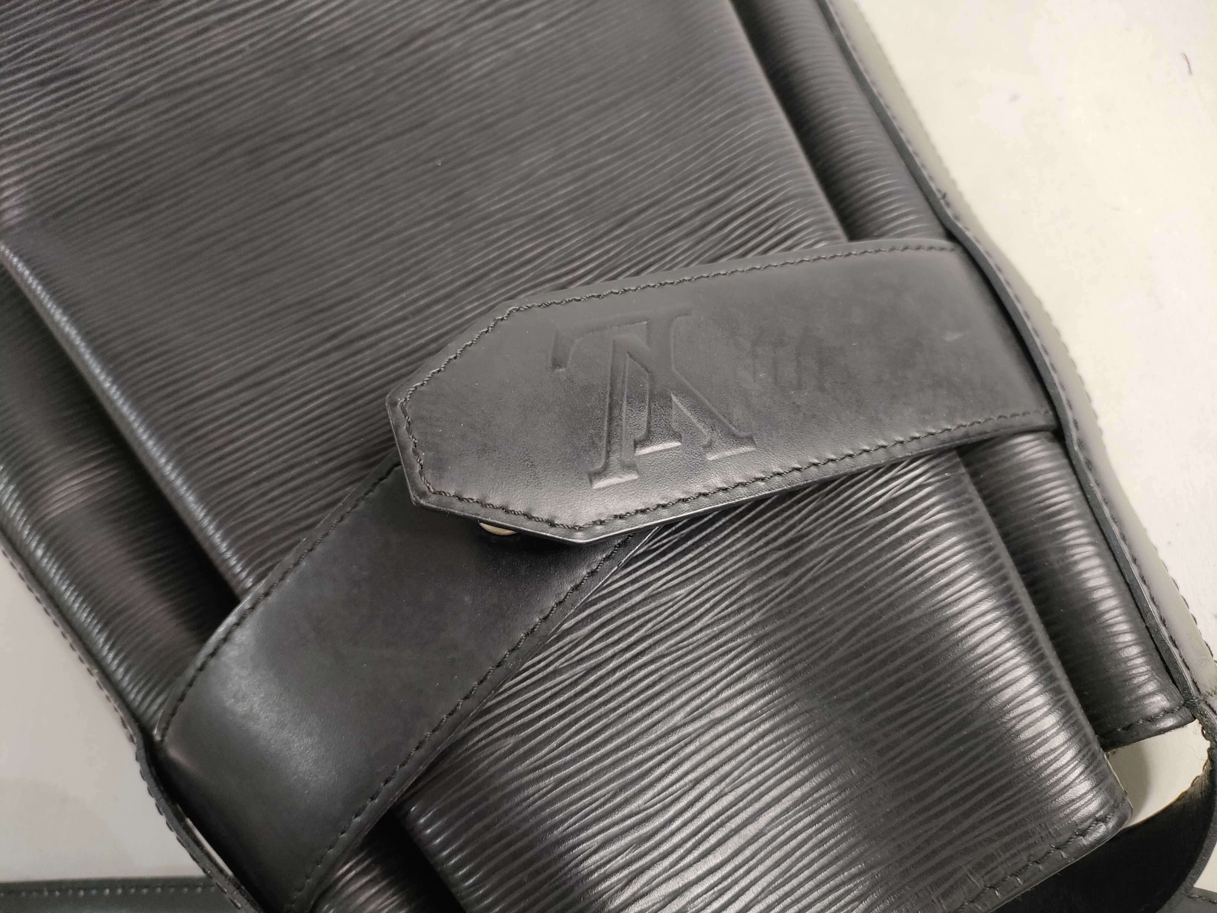 Epi Louis Vuitton Epi Sac Depaule Noir Shoulder Bag — view 14