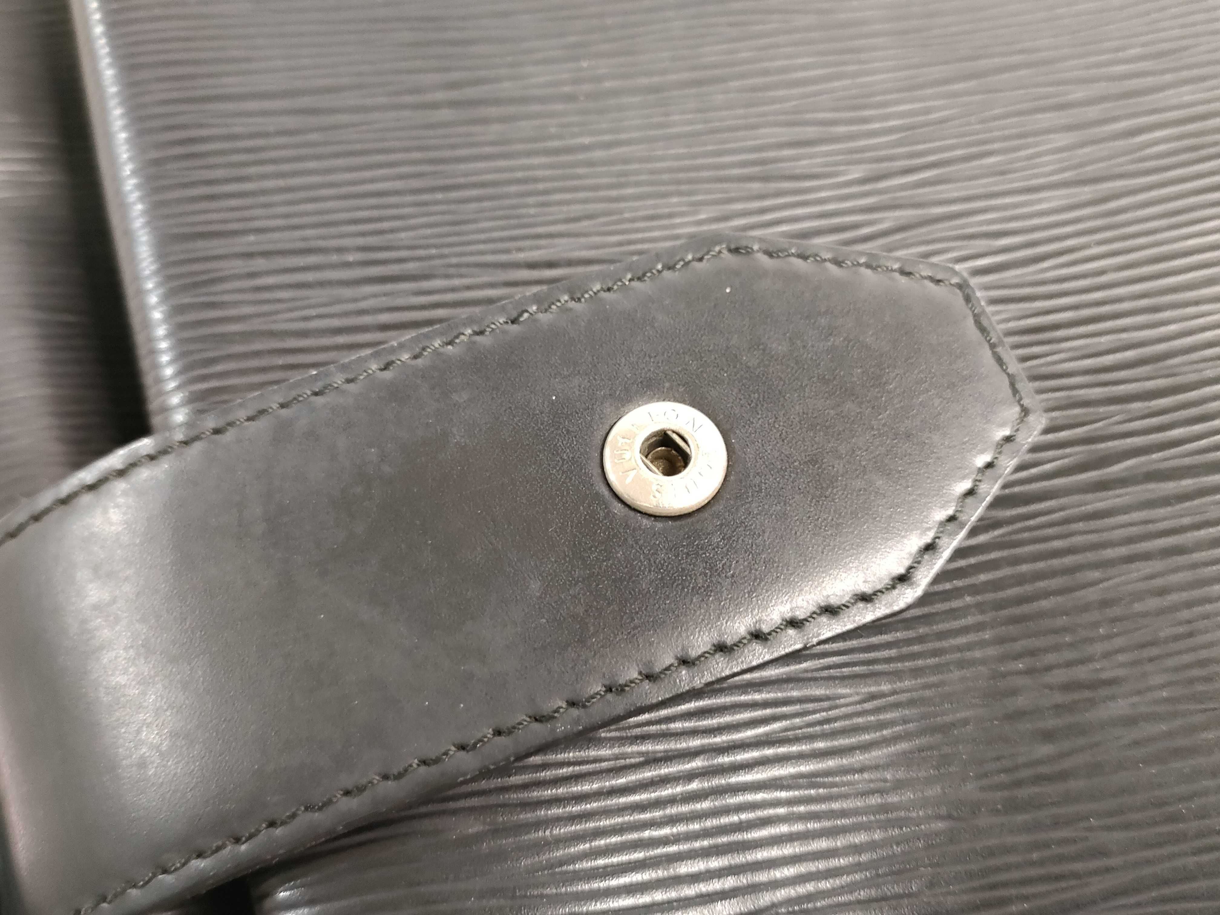 Epi Louis Vuitton Epi Sac Depaule Noir Shoulder Bag — view 15