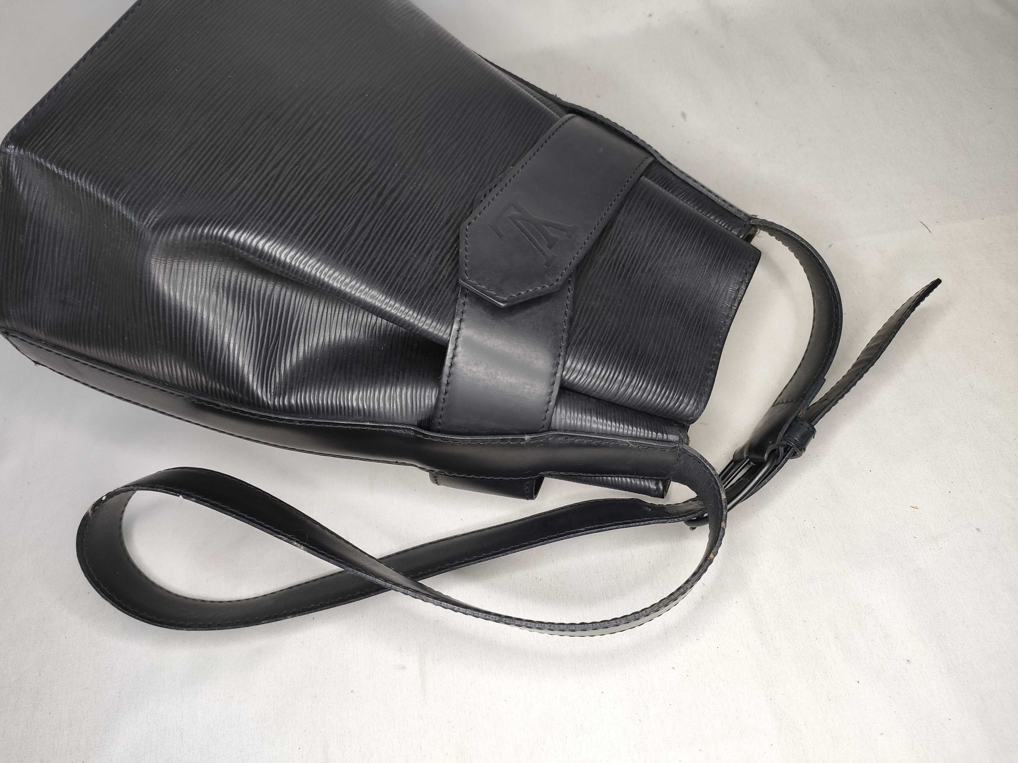 Epi Louis Vuitton Epi Sac Depaule Noir Shoulder Bag — view 3