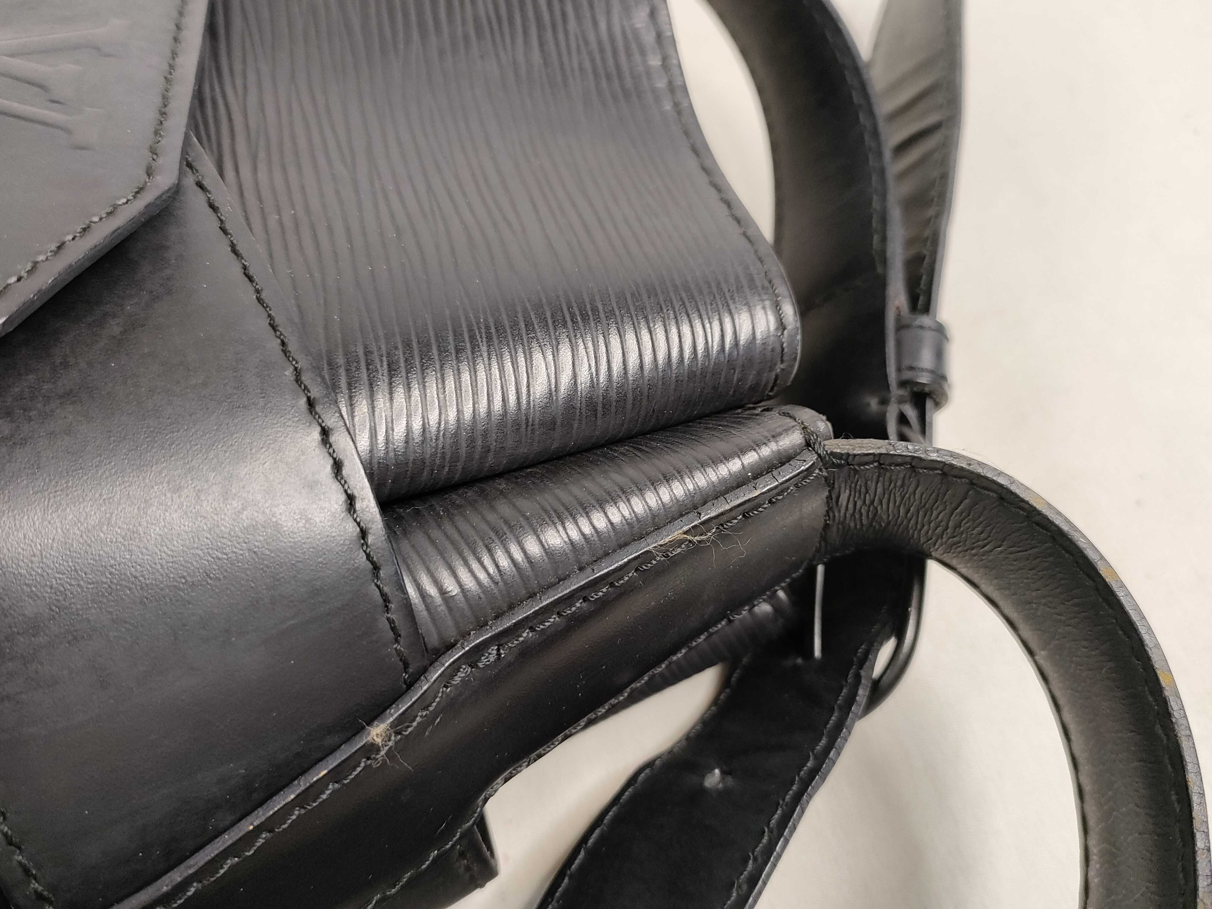 Epi Louis Vuitton Epi Sac Depaule Noir Shoulder Bag — view 5
