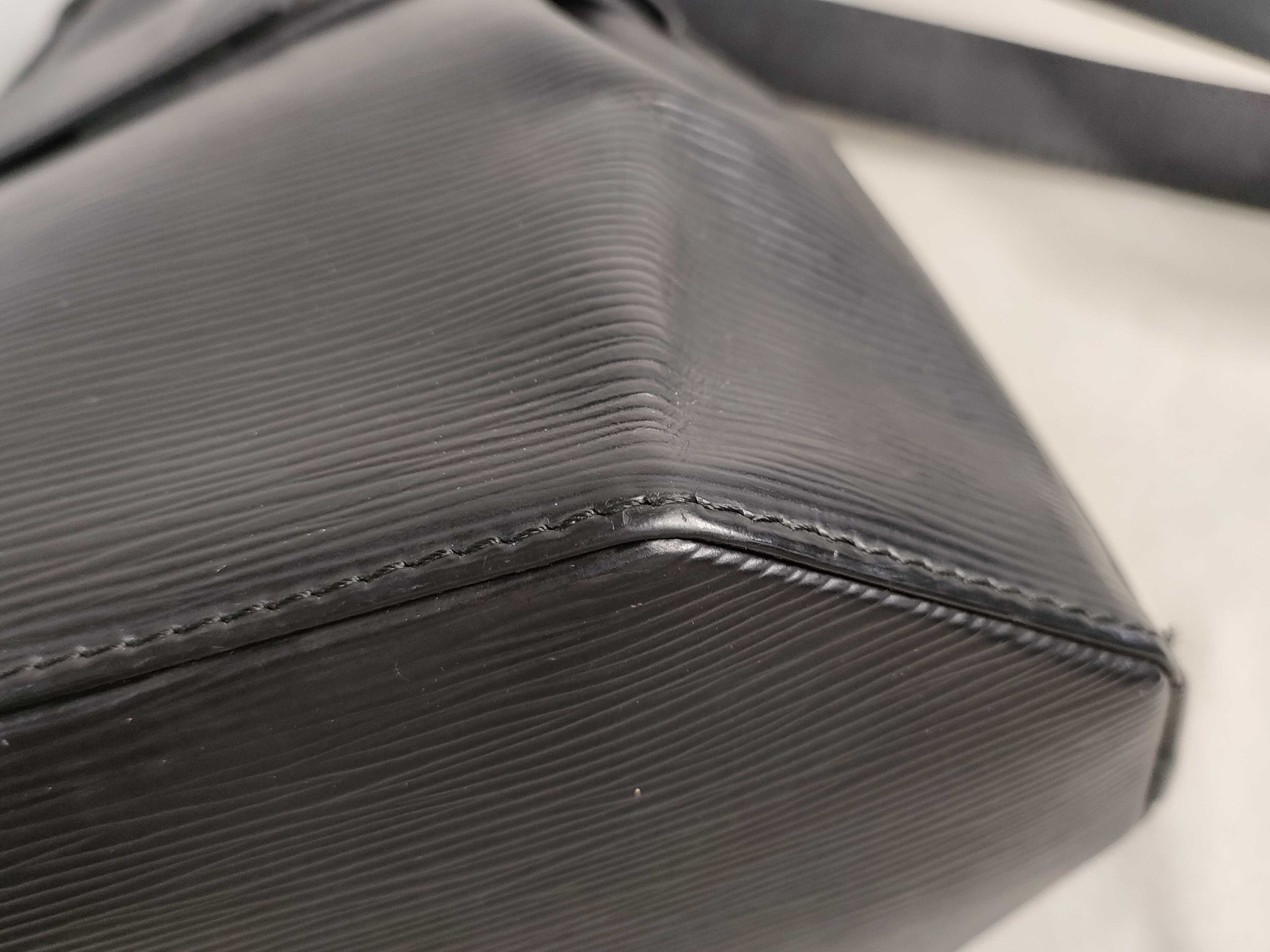 Epi Louis Vuitton Epi Sac Depaule Noir Shoulder Bag — view 6