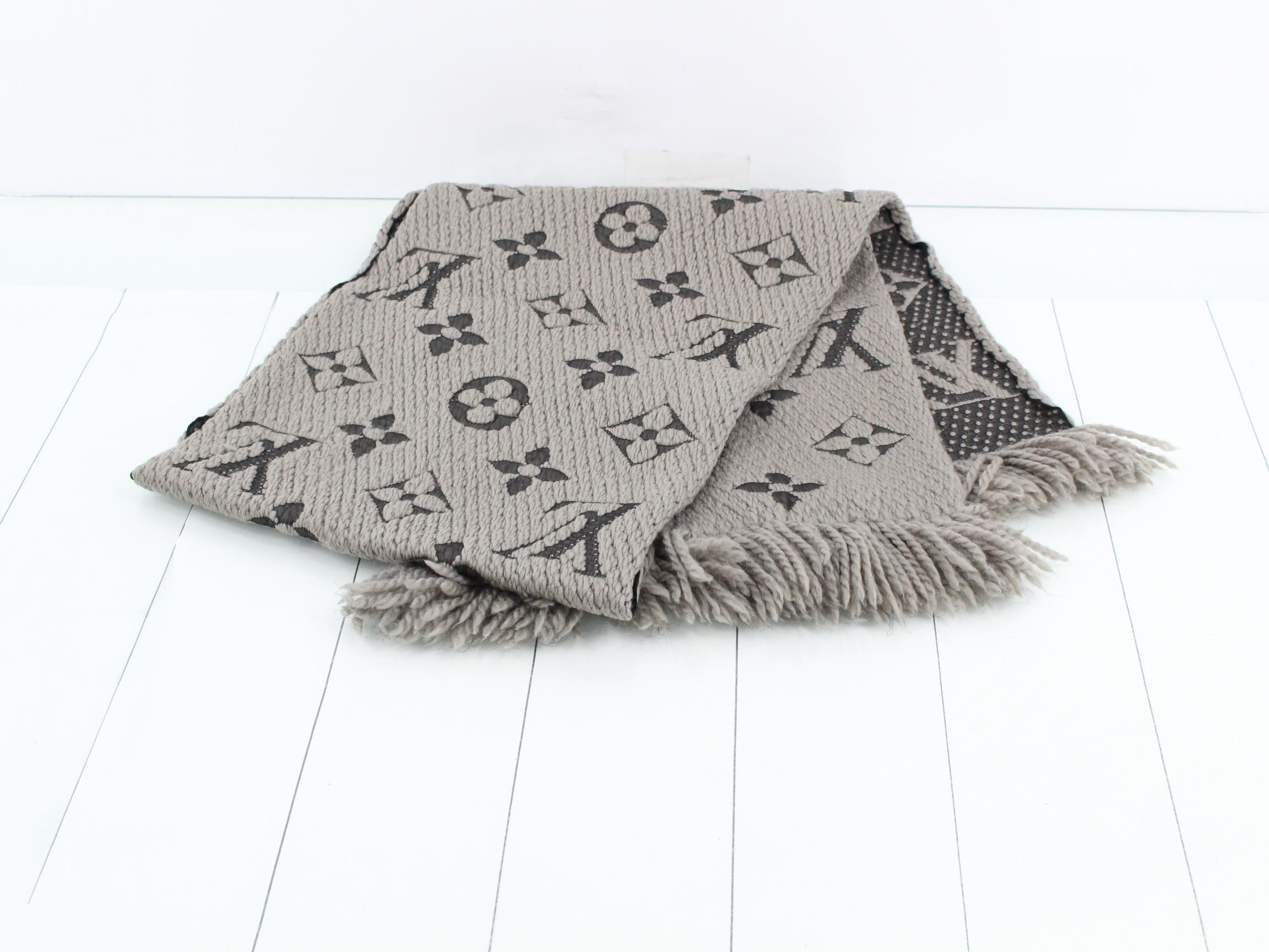 Old tag, Monogram Echarpe Logomania scarf, gray — view 3