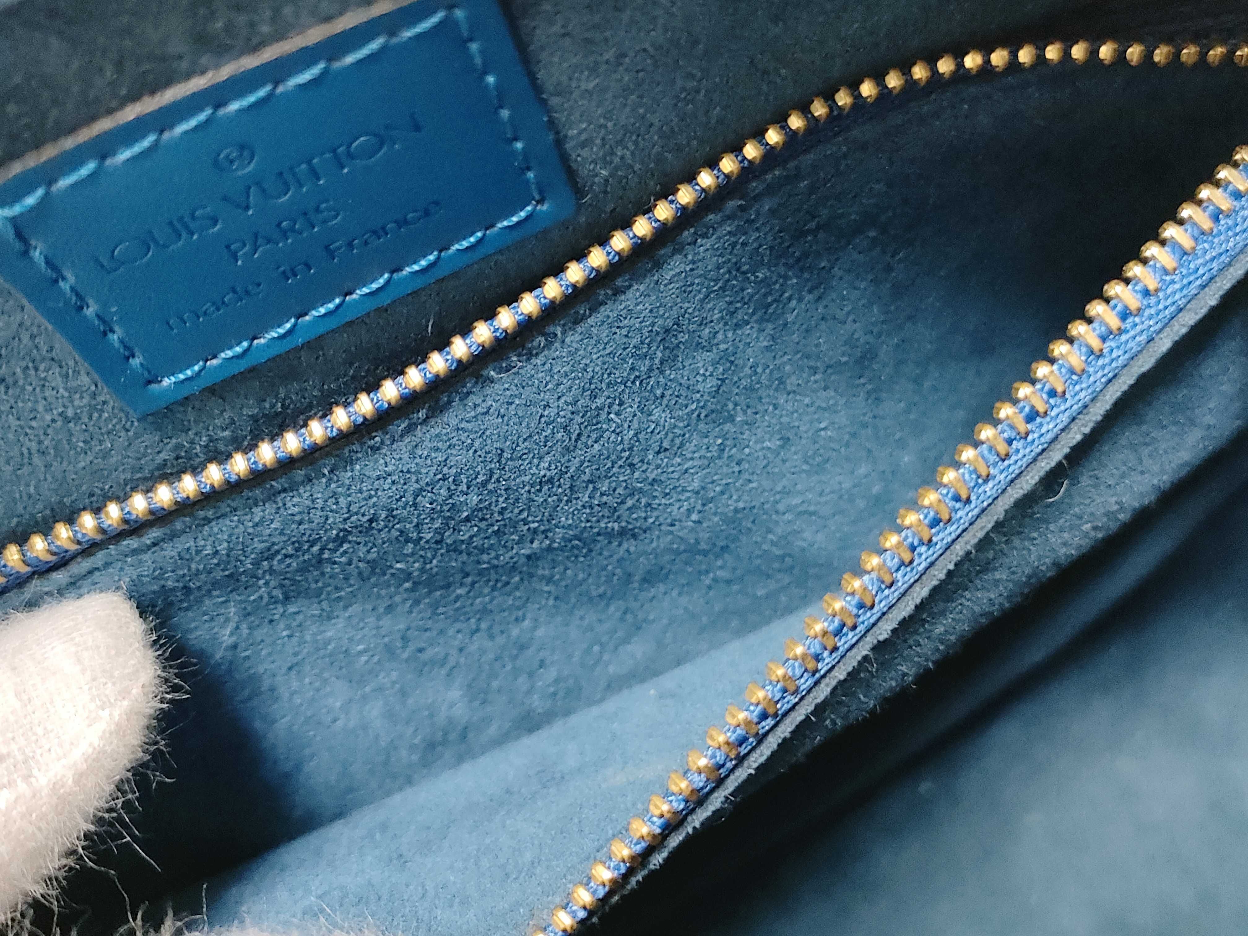 Epi LV Epi Pont Neuf Handbag — view 11